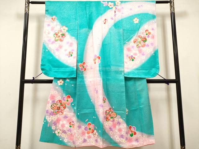 ■■■　サイズ　■■■ 【祝着】 身丈 134.5cm（肩から） 裄丈 53.5cm（肩上げ　2.5cm） 袖丈 76.5cm　縫込み 2cm 袖幅 33.5cm 前幅 18.5cm 後幅 26.5cm 着物縫いこみ 内揚げ 0cm （腰上げ　0cm） 裄 お袖側 約1.5cm　身頃側 約1cm ■■■　商品詳細　■■■ 着物【表地：化繊・裏地：化繊・重ね衿：取り外し可能】 状態は接写画像のように両袖前後に色抜け、 表地にヤケ、表地所々に薄い汚れがございます。 ぜひお手入れをされてお召しになられてはいかがでしょうか。 お安く出品致しますので、是非この機会にいかがでしょうか？ ※素材の詳細は画像を御覧ください。 ※接写画像の様に上前と後身頃の間に約25cmのチャックが付いております。 ※ご自身で洗濯された場合の保証はできかねます。専門店にご相談ください。 ■■■　注意事項　■■■ ■モニター発色の具合により色合いが異なる場合がございます。 ■寸法は多少の誤差が生じる場合がございますのでご了承ください。 ■縫込みの長さが左右非対称の場合は短い部分を記載しております。 左右非対称であってもご返品・お値引き等の保証は出来かねますので、ご了承の上ご購入をお願い致します。 ■シミ等のチェックには注意を払っておりますが、見落としがある場合もございますし、個人の見解も様々ですので神経質な方のご購入はお控えください。 ■箪笥に入っておりました着物や帯なので畳みシワや匂いがあるものもございます。 ■お休みは基本的に土日祝となりますが、その他臨時でお休みする場合がございますのでご了承ください。 ■商品の発送は平日のみの発送となります。 ■夜間と土曜、日曜日はお問い合わせの回答が遅れる場合がございます。 ■当店では、お直し、紋入れ、お手入れ等は承っておりません。 ■生地の状態（ヤケ、経年劣化等）によってはサイズ直しが出来ない場合がございます。 その点もどうかご了承のうえ、ご購入をお願いいたします。 ■弊社で取り扱う商品は一点ものにつき、時期や在庫状況に応じて金額が変更となる場合がございます。 ■検針は行っておりません。予めご了承いただきますようお願いいたします。 ■【洗える着物】と記載のある商品におきましては、商品お届け後に洗濯を行ってしまってからのご返品にはご対応しかねます。 念の為、専門店でのお手入れをお願いいたします。 ■写真に写っている物が全てになります。それ以外の付属品はございませんのでご了承ください。 ■状態に関する写真につきましては、掲載可能な写真枚数に限りがあるため、各箇所につき1枚参考画像を掲載しております。 ■着物のサイズ目安は下記を参考ください↓ ＜女性着物＞　お端折り次第で＋5cm　−1cmが着用可能サイズ 　例）身丈170cmの場合、身長160cm〜175cm ＜男性着物＞　身丈＋約25cm〜27cm程が適応身長 　例）身丈155cmの場合、身長180〜182cm