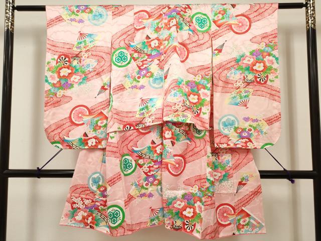 ■■■　サイズ　■■■ 【祝着】 身丈 104cm（肩から） 裄丈 54cm（肩上げ　1cm） 袖丈 67.5cm　縫込み 2cm 袖幅 30.5cm 前幅 20cm 後幅 25.5cm 着物縫いこみ 内揚げ 0cm （腰上げ　13cm） 裄 お袖側 約5cm　身頃側 約1cm ■■■　商品詳細　■■■ 着物【正絹】 状態は接写画像のように 両袖前後・表地所々・胴裏に薄い汚れがございます。 大変上質な逸品になりますので 気になる方はお手入れをされてお召しになられてはいかがでしょうか。 お安く出品致しますので、是非この機会にいかがでしょうか？ ■■■　注意事項　■■■ ■モニター発色の具合により色合いが異なる場合がございます。 ■寸法は多少の誤差が生じる場合がございますのでご了承ください。 ■縫込みの長さが左右非対称の場合は短い部分を記載しております。 左右非対称であってもご返品・お値引き等の保証は出来かねますので、ご了承の上ご購入をお願い致します。 ■シミ等のチェックには注意を払っておりますが、見落としがある場合もございますし、個人の見解も様々ですので神経質な方のご購入はお控えください。 ■箪笥に入っておりました着物や帯なので畳みシワや匂いがあるものもございます。 ■お休みは基本的に土日祝となりますが、その他臨時でお休みする場合がございますのでご了承ください。 ■商品の発送は平日のみの発送となります。 ■夜間と土曜、日曜日はお問い合わせの回答が遅れる場合がございます。 ■当店では、お直し、紋入れ、お手入れ等は承っておりません。 ■生地の状態（ヤケ、経年劣化等）によってはサイズ直しが出来ない場合がございます。 その点もどうかご了承のうえ、ご購入をお願いいたします。 ■弊社で取り扱う商品は一点ものにつき、時期や在庫状況に応じて金額が変更となる場合がございます。 ■検針は行っておりません。予めご了承いただきますようお願いいたします。 ■【洗える着物】と記載のある商品におきましては、商品お届け後に洗濯を行ってしまってからのご返品にはご対応しかねます。 念の為、専門店でのお手入れをお願いいたします。 ■写真に写っている物が全てになります。それ以外の付属品はございませんのでご了承ください。 ■状態に関する写真につきましては、掲載可能な写真枚数に限りがあるため、各箇所につき1枚参考画像を掲載しております。 ■着物のサイズ目安は下記を参考ください↓ ＜女性着物＞　お端折り次第で＋5cm　−1cmが着用可能サイズ 　例）身丈170cmの場合、身長160cm〜175cm ＜男性着物＞　身丈＋約25cm〜27cm程が適応身長 　例）身丈155cmの場合、身長180〜182cm