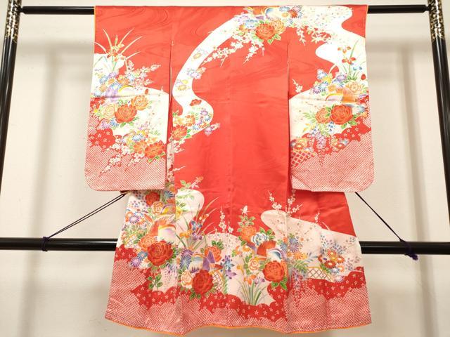 ■■■　サイズ　■■■ 【祝着】 身丈 102.5cm（肩から） 裄丈 45cm（肩上げ　0cm） 袖丈 63cm　縫込み 4cm 袖幅 26cm 前幅 15cm 後幅 19cm 着物縫いこみ 内揚げ 0cm （腰上げ　0cm） 裄 お袖側 約1.5cm　身頃側 約2cm ■■■　商品詳細　■■■ 着物【化繊】 状態は接写画像のように衿裏に裂けがございますがその他表地は特に目立ったシミ汚れなどもなく大変良い状態です。 気にならない方であればそのままお召しになれるかと思います。 お安く出品致しますので、是非この機会にいかがでしょうか？ ※肩上げと腰上げがされておりません。 ※ご自身で洗濯された場合の保証はできかねます。専門店にご相談ください。 ■■■　注意事項　■■■ ■モニター発色の具合により色合いが異なる場合がございます。 ■寸法は多少の誤差が生じる場合がございますのでご了承ください。 ■縫込みの長さが左右非対称の場合は短い部分を記載しております。 左右非対称であってもご返品・お値引き等の保証は出来かねますので、ご了承の上ご購入をお願い致します。 ■シミ等のチェックには注意を払っておりますが、見落としがある場合もございますし、個人の見解も様々ですので神経質な方のご購入はお控えください。 ■箪笥に入っておりました着物や帯なので畳みシワや匂いがあるものもございます。 ■お休みは基本的に土日祝となりますが、その他臨時でお休みする場合がございますのでご了承ください。 ■商品の発送は平日のみの発送となります。 ■夜間と土曜、日曜日はお問い合わせの回答が遅れる場合がございます。 ■当店では、お直し、紋入れ、お手入れ等は承っておりません。 ■生地の状態（ヤケ、経年劣化等）によってはサイズ直しが出来ない場合がございます。 その点もどうかご了承のうえ、ご購入をお願いいたします。 ■弊社で取り扱う商品は一点ものにつき、時期や在庫状況に応じて金額が変更となる場合がございます。 ■検針は行っておりません。予めご了承いただきますようお願いいたします。 ■【洗える着物】と記載のある商品におきましては、商品お届け後に洗濯を行ってしまってからのご返品にはご対応しかねます。 念の為、専門店でのお手入れをお願いいたします。 ■写真に写っている物が全てになります。それ以外の付属品はございませんのでご了承ください。 ■状態に関する写真につきましては、掲載可能な写真枚数に限りがあるため、各箇所につき1枚参考画像を掲載しております。 ■着物のサイズ目安は下記を参考ください↓ ＜女性着物＞　お端折り次第で＋5cm　−1cmが着用可能サイズ 　例）身丈170cmの場合、身長160cm〜175cm ＜男性着物＞　身丈＋約25cm〜27cm程が適応身長 　例）身丈155cmの場合、身長180〜182cm
