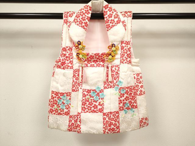 ■■■　サイズ　■■■ 【被布】 身丈 50cm（肩から） 裄丈 14.5cm（肩上げ　2.5cm） ■■■　商品詳細　■■■ 被布【表地：正絹・裏地：化繊】 状態は特に目立ったシミ汚れなどもなく大変良い状態です。 大変上質な逸品になります。 お安く出品致しますので、是非この機会にいかがでしょうか？ ■■■　注意事項　■■■ ■モニター発色の具合により色合いが異なる場合がございます。 ■寸法は多少の誤差が生じる場合がございますのでご了承ください。 ■縫込みの長さが左右非対称の場合は短い部分を記載しております。 左右非対称であってもご返品・お値引き等の保証は出来かねますので、ご了承の上ご購入をお願い致します。 ■シミ等のチェックには注意を払っておりますが、見落としがある場合もございますし、個人の見解も様々ですので神経質な方のご購入はお控えください。 ■箪笥に入っておりました着物や帯なので畳みシワや匂いがあるものもございます。 ■お休みは基本的に土日祝となりますが、その他臨時でお休みする場合がございますのでご了承ください。 ■商品の発送は平日のみの発送となります。 ■夜間と土曜、日曜日はお問い合わせの回答が遅れる場合がございます。 ■当店では、お直し、紋入れ、お手入れ等は承っておりません。 ■生地の状態（ヤケ、経年劣化等）によってはサイズ直しが出来ない場合がございます。 その点もどうかご了承のうえ、ご購入をお願いいたします。 ■弊社で取り扱う商品は一点ものにつき、時期や在庫状況に応じて金額が変更となる場合がございます。 ■検針は行っておりません。予めご了承いただきますようお願いいたします。 ■【洗える着物】と記載のある商品におきましては、商品お届け後に洗濯を行ってしまってからのご返品にはご対応しかねます。 念の為、専門店でのお手入れをお願いいたします。 ■写真に写っている物が全てになります。それ以外の付属品はございませんのでご了承ください。 ■状態に関する写真につきましては、掲載可能な写真枚数に限りがあるため、各箇所につき1枚参考画像を掲載しております。 ■着物のサイズ目安は下記を参考ください↓ ＜女性着物＞　お端折り次第で＋5cm　−1cmが着用可能サイズ 　例）身丈170cmの場合、身長160cm〜175cm ＜男性着物＞　身丈＋約25cm〜27cm程が適応身長 　例）身丈155cmの場合、身長180〜182cm