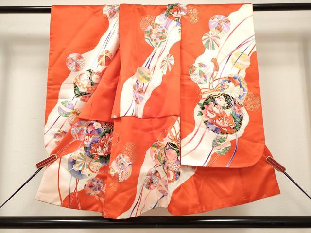 ■■■　サイズ　■■■ 【祝着】 身丈 75.5cm（肩から） 裄丈 37cm（肩上げ　4.5cm） 袖丈 60cm　縫込み 2.5cm 袖幅 29cm 前幅 17cm 後幅 21.5cm 着物縫いこみ 内揚げ 0cm （腰上げ　13cm） 裄 お袖側 約0cm　身頃側 約0cm ■■■　商品詳細　■■■ 着物【化繊】 状態は接写画像のように両袖前後に薄い汚れがございますがその他特に目立ったシミ汚れなどもなく大変良い状態です。 お安く出品致しますので、是非この機会にいかがでしょうか？ ※ご自身で洗濯された場合の保証はできかねます。専門店にご相談ください。 ■■■　注意事項　■■■ ■モニター発色の具合により色合いが異なる場合がございます。 ■寸法は多少の誤差が生じる場合がございますのでご了承ください。 ■縫込みの長さが左右非対称の場合は短い部分を記載しております。 左右非対称であってもご返品・お値引き等の保証は出来かねますので、ご了承の上ご購入をお願い致します。 ■シミ等のチェックには注意を払っておりますが、見落としがある場合もございますし、個人の見解も様々ですので神経質な方のご購入はお控えください。 ■箪笥に入っておりました着物や帯なので畳みシワや匂いがあるものもございます。 ■お休みは基本的に土日祝となりますが、その他臨時でお休みする場合がございますのでご了承ください。 ■商品の発送は平日のみの発送となります。 ■夜間と土曜、日曜日はお問い合わせの回答が遅れる場合がございます。 ■当店では、お直し、紋入れ、お手入れ等は承っておりません。 ■生地の状態（ヤケ、経年劣化等）によってはサイズ直しが出来ない場合がございます。 その点もどうかご了承のうえ、ご購入をお願いいたします。 ■弊社で取り扱う商品は一点ものにつき、時期や在庫状況に応じて金額が変更となる場合がございます。 ■検針は行っておりません。予めご了承いただきますようお願いいたします。 ■【洗える着物】と記載のある商品におきましては、商品お届け後に洗濯を行ってしまってからのご返品にはご対応しかねます。 念の為、専門店でのお手入れをお願いいたします。 ■写真に写っている物が全てになります。それ以外の付属品はございませんのでご了承ください。 ■状態に関する写真につきましては、掲載可能な写真枚数に限りがあるため、各箇所につき1枚参考画像を掲載しております。 ■着物のサイズ目安は下記を参考ください↓ ＜女性着物＞　お端折り次第で＋5cm　−1cmが着用可能サイズ 　例）身丈170cmの場合、身長160cm〜175cm ＜男性着物＞　身丈＋約25cm〜27cm程が適応身長 　例）身丈155cmの場合、身長180〜182cm