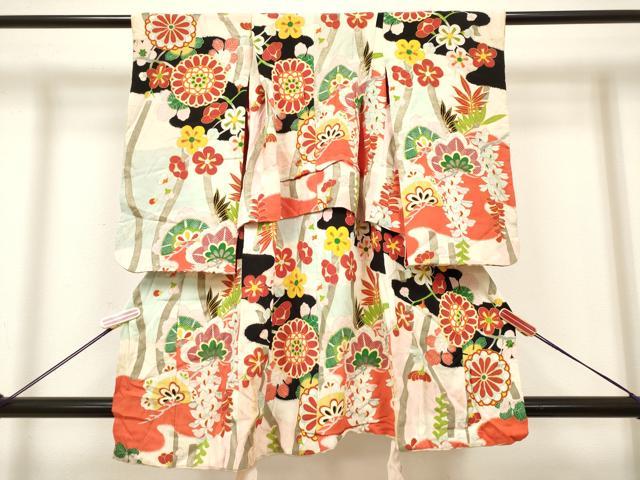■■■　サイズ　■■■ 【祝着】 身丈 90cm（肩から） 裄丈 37.5cm（肩上げ　4.5cm） 袖丈 54.5cm　縫込み 9cm 袖幅 25cm 前幅 17.5cm 後幅 22.5cm 着物縫いこみ 内揚げ 0cm （腰上げ　11cm） 裄 お袖側 約9cm　身頃側 約1cm ■■■　商品詳細　■■■ 着物【交織】 状態は接写画像のように表地に箔剥がれ、胴裏に裂け、 衿・両袖前後・表地所々・胴裏・八掛・紐に薄い汚れがございます。 お安く出品致しますので、是非この機会にいかがでしょうか？ ※若干たたみシワがございます。 ※アンティークになりますのでお品物の状態の感じ方には個人差がございます。ご理解の上でのご入札をお願い致します。 ■■■　注意事項　■■■ ■モニター発色の具合により色合いが異なる場合がございます。 ■寸法は多少の誤差が生じる場合がございますのでご了承ください。 ■縫込みの長さが左右非対称の場合は短い部分を記載しております。 左右非対称であってもご返品・お値引き等の保証は出来かねますので、ご了承の上ご購入をお願い致します。 ■シミ等のチェックには注意を払っておりますが、見落としがある場合もございますし、個人の見解も様々ですので神経質な方のご購入はお控えください。 ■箪笥に入っておりました着物や帯なので畳みシワや匂いがあるものもございます。 ■お休みは基本的に土日祝となりますが、その他臨時でお休みする場合がございますのでご了承ください。 ■商品の発送は平日のみの発送となります。 ■夜間と土曜、日曜日はお問い合わせの回答が遅れる場合がございます。 ■当店では、お直し、紋入れ、お手入れ等は承っておりません。 ■生地の状態（ヤケ、経年劣化等）によってはサイズ直しが出来ない場合がございます。 その点もどうかご了承のうえ、ご購入をお願いいたします。 ■弊社で取り扱う商品は一点ものにつき、時期や在庫状況に応じて金額が変更となる場合がございます。 ■検針は行っておりません。予めご了承いただきますようお願いいたします。 ■【洗える着物】と記載のある商品におきましては、商品お届け後に洗濯を行ってしまってからのご返品にはご対応しかねます。 念の為、専門店でのお手入れをお願いいたします。 ■写真に写っている物が全てになります。それ以外の付属品はございませんのでご了承ください。 ■状態に関する写真につきましては、掲載可能な写真枚数に限りがあるため、各箇所につき1枚参考画像を掲載しております。 ■着物のサイズ目安は下記を参考ください↓ ＜女性着物＞　お端折り次第で＋5cm　−1cmが着用可能サイズ 　例）身丈170cmの場合、身長160cm〜175cm ＜男性着物＞　身丈＋約25cm〜27cm程が適応身長 　例）身丈155cmの場合、身長180〜182cm