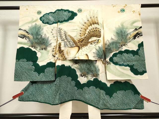 ■■■　サイズ　■■■ 【着物】 身丈 71cm（肩から） 裄丈 44cm 袖丈 57cm（腰上げ 約12cm） ■■■　商品詳細　■■■ 産着【正絹・五つ紋】 状態は接写画像のように家紋に滲み、 衿・両袖前後・表地所々・裏地・裾返し・紐に薄い汚れがございます。 大変上質な逸品になりますので ぜひお手入れをされてお召しになられてはいかがでしょうか。 お安く出品致しますので、是非この機会にいかがでしょうか？ ※襦袢の付属がございません。 ※腰上げの仕立てが曲がっていますので、解いてからの着用を推奨致します。 ■■■　注意事項　■■■ ■モニター発色の具合により色合いが異なる場合がございます。 ■寸法は多少の誤差が生じる場合がございますのでご了承ください。 ■縫込みの長さが左右非対称の場合は短い部分を記載しております。 左右非対称であってもご返品・お値引き等の保証は出来かねますので、ご了承の上ご購入をお願い致します。 ■シミ等のチェックには注意を払っておりますが、見落としがある場合もございますし、個人の見解も様々ですので神経質な方のご購入はお控えください。 ■箪笥に入っておりました着物や帯なので畳みシワや匂いがあるものもございます。 ■お休みは基本的に土日祝となりますが、その他臨時でお休みする場合がございますのでご了承ください。 ■商品の発送は平日のみの発送となります。 ■夜間と土曜、日曜日はお問い合わせの回答が遅れる場合がございます。 ■当店では、お直し、紋入れ、お手入れ等は承っておりません。 ■生地の状態（ヤケ、経年劣化等）によってはサイズ直しが出来ない場合がございます。 その点もどうかご了承のうえ、ご購入をお願いいたします。 ■弊社で取り扱う商品は一点ものにつき、時期や在庫状況に応じて金額が変更となる場合がございます。 ■検針は行っておりません。予めご了承いただきますようお願いいたします。 ■【洗える着物】と記載のある商品におきましては、商品お届け後に洗濯を行ってしまってからのご返品にはご対応しかねます。 念の為、専門店でのお手入れをお願いいたします。 ■写真に写っている物が全てになります。それ以外の付属品はございませんのでご了承ください。 ■状態に関する写真につきましては、掲載可能な写真枚数に限りがあるため、各箇所につき1枚参考画像を掲載しております。 ■着物のサイズ目安は下記を参考ください↓ ＜女性着物＞　お端折り次第で＋5cm　−1cmが着用可能サイズ 　例）身丈170cmの場合、身長160cm〜175cm ＜男性着物＞　身丈＋約25cm〜27cm程が適応身長 　例）身丈155cmの場合、身長180〜182cm