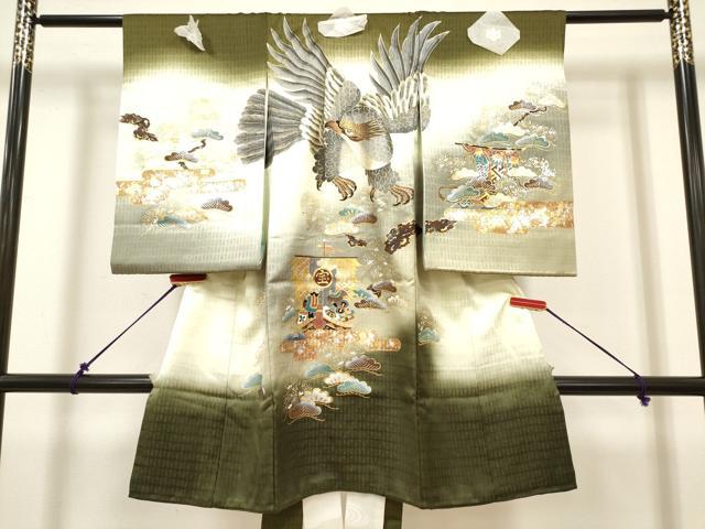 ■■■　サイズ　■■■ 【着物】 身丈 100.5cm（肩から） 裄丈 47.5cm 袖丈 58.5cm ■■■　商品詳細　■■■ 産着【着物：正絹・襦袢：正絹・五つ紋】 状態は接写画像のように上前・紐に薄い汚れがございますがその他特に目立ったシミ汚れなどもなく大変良い状態です。 大変上質な逸品になります。 お安く出品致しますので、是非この機会にいかがでしょうか？ ■■■　注意事項　■■■ ■モニター発色の具合により色合いが異なる場合がございます。 ■寸法は多少の誤差が生じる場合がございますのでご了承ください。 ■縫込みの長さが左右非対称の場合は短い部分を記載しております。 左右非対称であってもご返品・お値引き等の保証は出来かねますので、ご了承の上ご購入をお願い致します。 ■シミ等のチェックには注意を払っておりますが、見落としがある場合もございますし、個人の見解も様々ですので神経質な方のご購入はお控えください。 ■箪笥に入っておりました着物や帯なので畳みシワや匂いがあるものもございます。 ■お休みは基本的に土日祝となりますが、その他臨時でお休みする場合がございますのでご了承ください。 ■商品の発送は平日のみの発送となります。 ■夜間と土曜、日曜日はお問い合わせの回答が遅れる場合がございます。 ■当店では、お直し、紋入れ、お手入れ等は承っておりません。 ■生地の状態（ヤケ、経年劣化等）によってはサイズ直しが出来ない場合がございます。 その点もどうかご了承のうえ、ご購入をお願いいたします。 ■弊社で取り扱う商品は一点ものにつき、時期や在庫状況に応じて金額が変更となる場合がございます。 ■検針は行っておりません。予めご了承いただきますようお願いいたします。 ■【洗える着物】と記載のある商品におきましては、商品お届け後に洗濯を行ってしまってからのご返品にはご対応しかねます。 念の為、専門店でのお手入れをお願いいたします。 ■写真に写っている物が全てになります。それ以外の付属品はございませんのでご了承ください。 ■状態に関する写真につきましては、掲載可能な写真枚数に限りがあるため、各箇所につき1枚参考画像を掲載しております。 ■着物のサイズ目安は下記を参考ください↓ ＜女性着物＞　お端折り次第で＋5cm　−1cmが着用可能サイズ 　例）身丈170cmの場合、身長160cm〜175cm ＜男性着物＞　身丈＋約25cm〜27cm程が適応身長 　例）身丈155cmの場合、身長180〜182cm