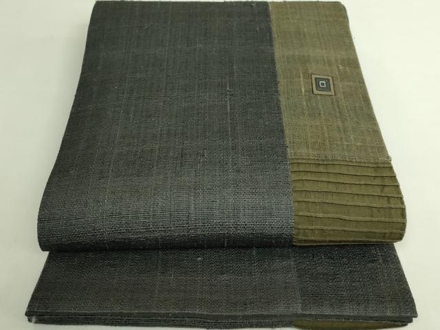 ■■■　サイズ　■■■ 長さ 458cm　幅 31.5cm程 ■■■　商品詳細　■■■ 【正絹】 状態は締めてはおりますが 特に目立ったシミ汚れなどもなく大変良い状態です。 【丸山正氏】 1951年大阪府に生まれる。大阪芸術大学にて油絵を学び グラフィックデザイナーを経て、1985年に染織家としての道を歩み始め 東京を中心に各地で展覧会を開催。 2000年に北青山にショップ「Maru Factory」をオープン。 同年秋のミラノでの個展では国内外の注目を集めた。 作品は、クロ、グレー、コゲ茶などのシックな色合いを中心に 尺幅という日本古来のモデュールの中で独自の色と素材感を追求している。 丸山の選ぶ素材は、赤城産の手紡ぎによる生紬糸を小千谷で織ったもの。 着物は伊勢型師による型紙。 江戸小紋師の卓越した職人の手仕事によって仕上げられている。 帯には絵画的、彫塑的試みが見られ、箔や顔料、灰などを重ねた布を さらに削る、叩く、擦るなど、素材造りへの探究心は限りない。 また、自らの手で穴を開けた布には存在感のある刺繍が施され 独創的なデザインをいっそう引き立たせている。伝統技術に支えられながらも 彼の手で鍛え上げられた布達は、 また彼の「巻き付け」により人体にあてがわれることで その表情を変化させ見る者を魅了してやまない。 大変上質な極上の逸品になります。 お安く出品致しますので、是非この機会にいかがでしょうか？ ■■■　注意事項　■■■ ■モニター発色の具合により色合いが異なる場合がございます。 ■寸法は多少の誤差が生じる場合がございますのでご了承ください。 ■縫込みの長さが左右非対称の場合は短い部分を記載しております。 左右非対称であってもご返品・お値引き等の保証は出来かねますので、ご了承の上ご購入をお願い致します。 ■シミ等のチェックには注意を払っておりますが、見落としがある場合もございますし、個人の見解も様々ですので神経質な方のご購入はお控えください。 ■箪笥に入っておりました着物や帯なので畳みシワや匂いがあるものもございます。 ■お休みは基本的に土日祝となりますが、その他臨時でお休みする場合がございますのでご了承ください。 ■商品の発送は平日のみの発送となります。 ■夜間と土曜、日曜日はお問い合わせの回答が遅れる場合がございます。 ■当店では、お直し、紋入れ、お手入れ等は承っておりません。 ■生地の状態（ヤケ、経年劣化等）によってはサイズ直しが出来ない場合がございます。 その点もどうかご了承のうえ、ご購入をお願いいたします。 ■弊社で取り扱う商品は一点ものにつき、時期や在庫状況に応じて金額が変更となる場合がございます。 ■検針は行っておりません。予めご了承いただきますようお願いいたします。 ■【洗える着物】と記載のある商品におきましては、商品お届け後に洗濯を行ってしまってからのご返品にはご対応しかねます。 念の為、専門店でのお手入れをお願いいたします。 ■写真に写っている物が全てになります。 それ以外の付属品はございませんのでご了承ください。 ■状態に関する写真につきましては、掲載可能な写真枚数に限りがあるため、 各箇所につき1枚参考画像を掲載しております。 ■着物のサイズ目安は下記を参考ください↓ ＜女性着物＞　お端折り次第で＋5cm　−10cmが着用可能サイズ 　例）身丈170cmの場合、身長160cm〜175cm ＜男性着物＞　身丈＋約25cm〜27cm程が適応身長 　例）身丈155cmの場合、身長180cm〜182cm