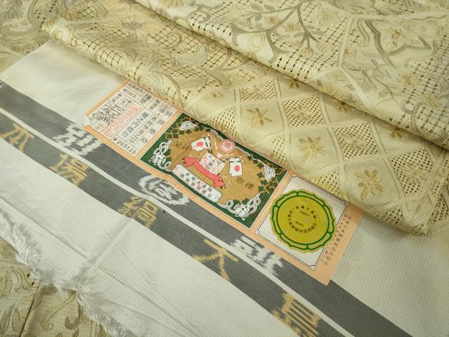 ■■■　サイズ　■■■ 身丈 156.5cm（肩から） 裄丈 65cm 袖丈 47.5cm 縫込み 5.5cm 袖幅 34.5cm 前幅 24.5cm 後幅 29cm 着物縫いこみ 内揚げ 9.5cm 裄 お袖側 約 3cm　身頃側 約 3.5cm ■■■　商品詳細　■■■ 【正絹・通し裏：枯色】 状態は特に目立ったシミ汚れなどもなく大変良い状態です。 大変上質な極上の逸品になります。 お安く出品致しますので、是非この機会にいかがでしょうか？ ■■■　注意事項　■■■ ■モニター発色の具合により色合いが異なる場合がございます。 ■寸法は多少の誤差が生じる場合がございますのでご了承ください。 ■縫込みの長さが左右非対称の場合は短い部分を記載しております。 左右非対称であってもご返品・お値引き等の保証は出来かねますので、ご了承の上ご購入をお願い致します。 ■シミ等のチェックには注意を払っておりますが、見落としがある場合もございますし、個人の見解も様々ですので神経質な方のご購入はお控えください。 ■箪笥に入っておりました着物や帯なので畳みシワや匂いがあるものもございます。 ■お休みは基本的に土日祝となりますが、その他臨時でお休みする場合がございますのでご了承ください。 ■商品の発送は平日のみの発送となります。 ■夜間と土曜、日曜日はお問い合わせの回答が遅れる場合がございます。 ■当店では、お直し、紋入れ、お手入れ等は承っておりません。 ■生地の状態（ヤケ、経年劣化等）によってはサイズ直しが出来ない場合がございます。 その点もどうかご了承のうえ、ご購入をお願いいたします。 ■弊社で取り扱う商品は一点ものにつき、時期や在庫状況に応じて金額が変更となる場合がございます。 ■検針は行っておりません。予めご了承いただきますようお願いいたします。 ■【洗える着物】と記載のある商品におきましては、商品お届け後に洗濯を行ってしまってからのご返品にはご対応しかねます。 念の為、専門店でのお手入れをお願いいたします。 ■写真に写っている物が全てになります。 それ以外の付属品はございませんのでご了承ください。 ■状態に関する写真につきましては、掲載可能な写真枚数に限りがあるため、 各箇所につき1枚参考画像を掲載しております。 ■着物のサイズ目安は下記を参考ください↓ ＜女性着物＞　お端折り次第で＋5cm　−10cmが着用可能サイズ 　例）身丈170cmの場合、身長160cm〜175cm ＜男性着物＞　身丈＋約25cm〜27cm程が適応身長 　例）身丈155cmの場合、身長180cm〜182cm