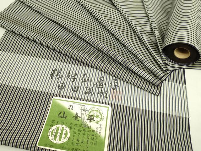 ■■■　サイズ　■■■ 長さ　約10.7m記載 幅　　約40.5cm ■■■　商品詳細　■■■ 【正絹・未使用】 状態は特に目立ったシミ汚れなどもなく大変良い状態です。 人間国宝 甲田綏郎氏は、昭和4年(1929)1月4日、 宮城県仙台市に生まれ、早くから父・甲田榮佑に師事し、 伝統的な仙台平の製作技法である 精好仙台平(せいごうせんだいひら)を学ばれます。 以来、父・甲田榮佑氏の厳しい指導のもとで技術の練磨向上に励み、 昭和45年(1970)父の死去にともない、 家業の合資会社本場仙台平工場(現合資会社仙台平)を継承されます。 ひとすじに仙台平の製作を続け今日に至る間、 昭和51年(1976)に宮城県指定無形文化財 「精好仙台平」技術保持者の認定を受けます。 伝統技術を深く研究してその長所を守り、 特色のある意匠の、優れた仙台平を製織することに専念し続けています。 平成14年(2002)7月8日、甲田榮佑氏、 綏郎氏の親子2代に渡り重要無形文化財 「精好仙台平」技術保持者として認定され、現在に至ります。 大変希少な極上の逸品になります。 お安く出品致しますので、是非この機会にいかがでしょうか？ ■■■　注意事項　■■■ ■モニター発色の具合により色合いが異なる場合がございます。 ■寸法は多少の誤差が生じる場合がございますのでご了承ください。 ■縫込みの長さが左右非対称の場合は短い部分を記載しております。 左右非対称であってもご返品・お値引き等の保証は出来かねますので、ご了承の上ご購入をお願い致します。 ■シミ等のチェックには注意を払っておりますが、見落としがある場合もございますし、個人の見解も様々ですので神経質な方のご購入はお控えください。 ■箪笥に入っておりました着物や帯なので畳みシワや匂いがあるものもございます。 ■お休みは基本的に土日祝となりますが、その他臨時でお休みする場合がございますのでご了承ください。 ■商品の発送は平日のみの発送となります。 ■夜間と土曜、日曜日はお問い合わせの回答が遅れる場合がございます。 ■当店では、お直し、紋入れ、お手入れ等は承っておりません。 ■生地の状態（ヤケ、経年劣化等）によってはサイズ直しが出来ない場合がございます。 その点もどうかご了承のうえ、ご購入をお願いいたします。 ■弊社で取り扱う商品は一点ものにつき、時期や在庫状況に応じて金額が変更となる場合がございます。 ■検針は行っておりません。予めご了承いただきますようお願いいたします。 ■【洗える着物】と記載のある商品におきましては、商品お届け後に洗濯を行ってしまってからのご返品にはご対応しかねます。 念の為、専門店でのお手入れをお願いいたします。 ■写真に写っている物が全てになります。 それ以外の付属品はございませんのでご了承ください。 ■状態に関する写真につきましては、掲載可能な写真枚数に限りがあるため、 各箇所につき1枚参考画像を掲載しております。 ■着物のサイズ目安は下記を参考ください↓ ＜女性着物＞　お端折り次第で＋5cm　−10cmが着用可能サイズ 　例）身丈170cmの場合、身長160cm〜175cm ＜男性着物＞　身丈＋約25cm〜27cm程が適応身長 　例）身丈155cmの場合、身長180cm〜182cm