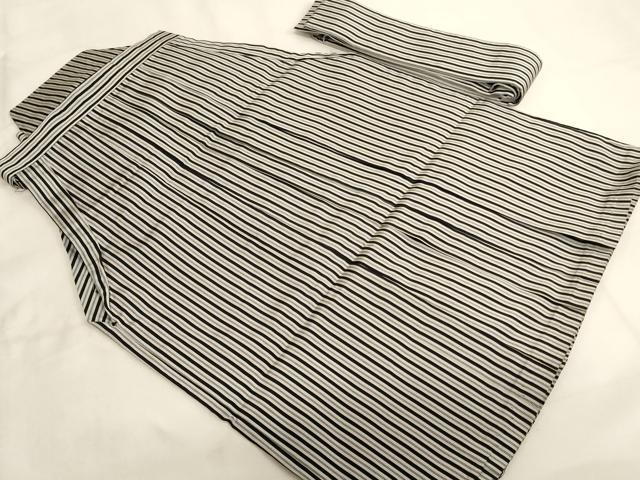 ■■■　サイズ　■■■ 【袴】 紐下　約　52cm ■■■　商品詳細　■■■ 袴【化繊】の 状態は特に目立ったシミ汚れなどもなく大変良い状態です。 お安く出品致しますので、是非この機会にいかがでしょうか？ ■■■　注意事項　■■■ ■モニター発色の具合により色合いが異なる場合がございます。 ■寸法は多少の誤差が生じる場合がございますのでご了承ください。 ■縫込みの長さが左右非対称の場合は短い部分を記載しております。 左右非対称であってもご返品・お値引き等の保証は出来かねますので、ご了承の上ご購入をお願い致します。 ■シミ等のチェックには注意を払っておりますが、見落としがある場合もございますし、個人の見解も様々ですので神経質な方のご購入はお控えください。 ■箪笥に入っておりました着物や帯なので畳みシワや匂いがあるものもございます。 ■お休みは基本的に土日祝となりますが、その他臨時でお休みする場合がございますのでご了承ください。 ■商品の発送は平日のみの発送となります。 ■夜間と土曜、日曜日はお問い合わせの回答が遅れる場合がございます。 ■当店では、お直し、紋入れ、お手入れ等は承っておりません。 ■生地の状態（ヤケ、経年劣化等）によってはサイズ直しが出来ない場合がございます。 その点もどうかご了承のうえ、ご購入をお願いいたします。 ■弊社で取り扱う商品は一点ものにつき、時期や在庫状況に応じて金額が変更となる場合がございます。 ■検針は行っておりません。予めご了承いただきますようお願いいたします。 ■【洗える着物】と記載のある商品におきましては、商品お届け後に洗濯を行ってしまってからのご返品にはご対応しかねます。 念の為、専門店でのお手入れをお願いいたします。 ■写真に写っている物が全てになります。それ以外の付属品はございませんのでご了承ください。 ■状態に関する写真につきましては、掲載可能な写真枚数に限りがあるため、各箇所につき1枚参考画像を掲載しております。 ■着物のサイズ目安は下記を参考ください↓ ＜女性着物＞　お端折り次第で＋5cm　−1cmが着用可能サイズ 　例）身丈170cmの場合、身長160cm〜175cm ＜男性着物＞　身丈＋約25cm〜27cm程が適応身長 　例）身丈155cmの場合、身長180〜182cm