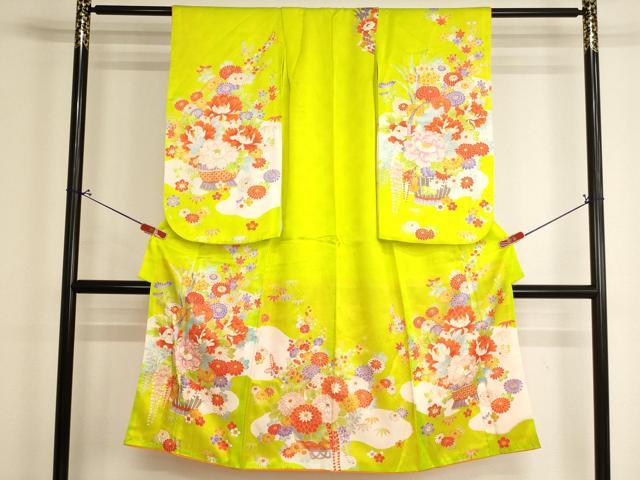 ■■■　サイズ　■■■ 【祝着】 身丈 127cm（肩から） 裄丈 43cm（肩上げ　6cm） 袖丈 67cm　縫込み 2.5cm 袖幅 32.5cm 前幅 18cm 後幅 23.5cm 着物縫いこみ 内揚げ 0cm （腰上げ　0cm） 裄 お袖側 約2cm　身頃側 約1cm ■■■　商品詳細　■■■ 着物【化繊】の状態は特に目立ったシミ汚れなどもなく大変良い状態です。 大変上質な逸品になります。 お安く出品致しますので、是非この機会にいかがでしょうか？ ※ご自身で洗濯された場合の保証はできかねます。専門店にご相談ください。 ■■■　注意事項　■■■ ■モニター発色の具合により色合いが異なる場合がございます。 ■寸法は多少の誤差が生じる場合がございますのでご了承ください。 ■縫込みの長さが左右非対称の場合は短い部分を記載しております。 左右非対称であってもご返品・お値引き等の保証は出来かねますので、ご了承の上ご購入をお願い致します。 ■シミ等のチェックには注意を払っておりますが、見落としがある場合もございますし、個人の見解も様々ですので神経質な方のご購入はお控えください。 ■箪笥に入っておりました着物や帯なので畳みシワや匂いがあるものもございます。 ■お休みは基本的に土日祝となりますが、その他臨時でお休みする場合がございますのでご了承ください。 ■商品の発送は平日のみの発送となります。 ■夜間と土曜、日曜日はお問い合わせの回答が遅れる場合がございます。 ■当店では、お直し、紋入れ、お手入れ等は承っておりません。 ■生地の状態（ヤケ、経年劣化等）によってはサイズ直しが出来ない場合がございます。 その点もどうかご了承のうえ、ご購入をお願いいたします。 ■弊社で取り扱う商品は一点ものにつき、時期や在庫状況に応じて金額が変更となる場合がございます。 ■検針は行っておりません。予めご了承いただきますようお願いいたします。 ■【洗える着物】と記載のある商品におきましては、商品お届け後に洗濯を行ってしまってからのご返品にはご対応しかねます。 念の為、専門店でのお手入れをお願いいたします。 ■写真に写っている物が全てになります。それ以外の付属品はございませんのでご了承ください。 ■状態に関する写真につきましては、掲載可能な写真枚数に限りがあるため、各箇所につき1枚参考画像を掲載しております。 ■着物のサイズ目安は下記を参考ください↓ ＜女性着物＞　お端折り次第で＋5cm　−1cmが着用可能サイズ 　例）身丈170cmの場合、身長160cm〜175cm ＜男性着物＞　身丈＋約25cm〜27cm程が適応身長 　例）身丈155cmの場合、身長180〜182cm