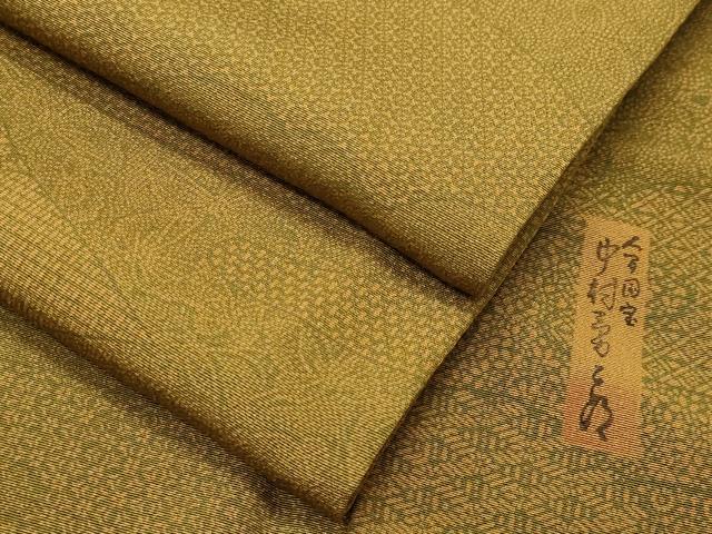 ■■■　サイズ　■■■ 身丈 161.5cm（肩から） 裄丈 63cm 袖丈 48.5cm　縫込み 5cm 袖幅 33cm 前幅 23cm 後幅 28.5cm 着物縫いこみ 内揚げ 8cm 裄 お袖側 約1.5cm　身頃側 約4cm ■■■　商品詳細　■■■ 【正絹】 状態は特に目立ったシミ汚れなどもなく大変良い状態です。 明治35年9月20日生まれ。父兼松に学ぶ。 昭和29年郷里三重県の白子町伊勢型紙彫刻組合長。 30年伊勢型紙道具彫で人間国宝に認定され、 38年から後継者養成のための講師をつとめた。 昭和60年10月20日死去。83歳。 大変上質な逸品になります。 お安く出品致しますので、是非この機会にいかがでしょうか？ ■■■　注意事項　■■■ ■モニター発色の具合により色合いが異なる場合がございます。 ■寸法は多少の誤差が生じる場合がございますのでご了承ください。 ■縫込みの長さが左右非対称の場合は短い部分を記載しております。 左右非対称であってもご返品・お値引き等の保証は出来かねますので、ご了承の上ご購入をお願い致します。 ■シミ等のチェックには注意を払っておりますが、見落としがある場合もございますし、個人の見解も様々ですので神経質な方のご購入はお控えください。 ■箪笥に入っておりました着物や帯なので畳みシワや匂いがあるものもございます。 ■お休みは基本的に土日祝となりますが、その他臨時でお休みする場合がございますのでご了承ください。 ■商品の発送は平日のみの発送となります。 ■夜間と土曜、日曜日はお問い合わせの回答が遅れる場合がございます。 ■当店では、お直し、紋入れ、お手入れ等は承っておりません。 ■生地の状態（ヤケ、経年劣化等）によってはサイズ直しが出来ない場合がございます。 その点もどうかご了承のうえ、ご購入をお願いいたします。 ■弊社で取り扱う商品は一点ものにつき、時期や在庫状況に応じて金額が変更となる場合がございます。 ■検針は行っておりません。予めご了承いただきますようお願いいたします。 ■【洗える着物】と記載のある商品におきましては、商品お届け後に洗濯を行ってしまってからのご返品にはご対応しかねます。 念の為、専門店でのお手入れをお願いいたします。 ■写真に写っている物が全てになります。それ以外の付属品はございませんのでご了承ください。 ■状態に関する写真につきましては、掲載可能な写真枚数に限りがあるため、各箇所につき1枚参考画像を掲載しております。 ■着物のサイズ目安は下記を参考ください↓ ＜女性着物＞　お端折り次第で＋5cm　−1cmが着用可能サイズ 　例）身丈170cmの場合、身長160cm〜175cm ＜男性着物＞　身丈＋約25cm〜27cm程が適応身長 　例）身丈155cmの場合、身長180〜182cm
