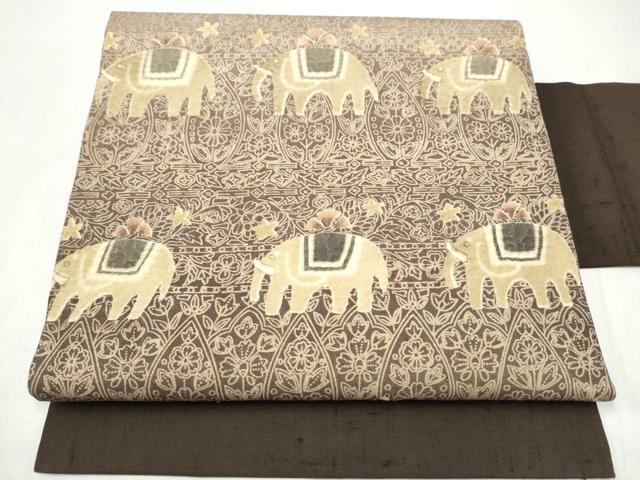■■■　サイズ　■■■ 長さ 378.5cm 幅 30.5cm程 ■■■　商品詳細　■■■ 【正絹】 状態は締めてはおりますが 特に目立ったシミ汚れなどもなく大変良い状態です。 大変上質な逸品になります。 お安く出品致しますので、是非この機会にいかがでしょうか？ ■■■　注意事項　■■■ ■モニター発色の具合により色合いが異なる場合がございます。 ■寸法は多少の誤差が生じる場合がございますのでご了承ください。 ■縫込みの長さが左右非対称の場合は短い部分を記載しております。 左右非対称であってもご返品・お値引き等の保証は出来かねますので、ご了承の上ご購入をお願い致します。 ■シミ等のチェックには注意を払っておりますが、見落としがある場合もございますし、個人の見解も様々ですので神経質な方のご購入はお控えください。 ■箪笥に入っておりました着物や帯なので畳みシワや匂いがあるものもございます。 ■お休みは基本的に土日祝となりますが、その他臨時でお休みする場合がございますのでご了承ください。 ■商品の発送は平日のみの発送となります。 ■夜間と土曜、日曜日はお問い合わせの回答が遅れる場合がございます。 ■当店では、お直し、紋入れ、お手入れ等は承っておりません。 ■生地の状態（ヤケ、経年劣化等）によってはサイズ直しが出来ない場合がございます。 その点もどうかご了承のうえ、ご購入をお願いいたします。 ■弊社で取り扱う商品は一点ものにつき、時期や在庫状況に応じて金額が変更となる場合がございます。 ■検針は行っておりません。予めご了承いただきますようお願いいたします。 ■【洗える着物】と記載のある商品におきましては、商品お届け後に洗濯を行ってしまってからのご返品にはご対応しかねます。 念の為、専門店でのお手入れをお願いいたします。 ■写真に写っている物が全てになります。それ以外の付属品はございませんのでご了承ください。 ■状態に関する写真につきましては、掲載可能な写真枚数に限りがあるため、各箇所につき1枚参考画像を掲載しております。 ■着物のサイズ目安は下記を参考ください↓ ＜女性着物＞　お端折り次第で＋5cm　−1cmが着用可能サイズ 　例）身丈170cmの場合、身長160cm〜175cm ＜男性着物＞　身丈＋約25cm〜27cm程が適応身長 　例）身丈155cmの場合、身長180〜182cm