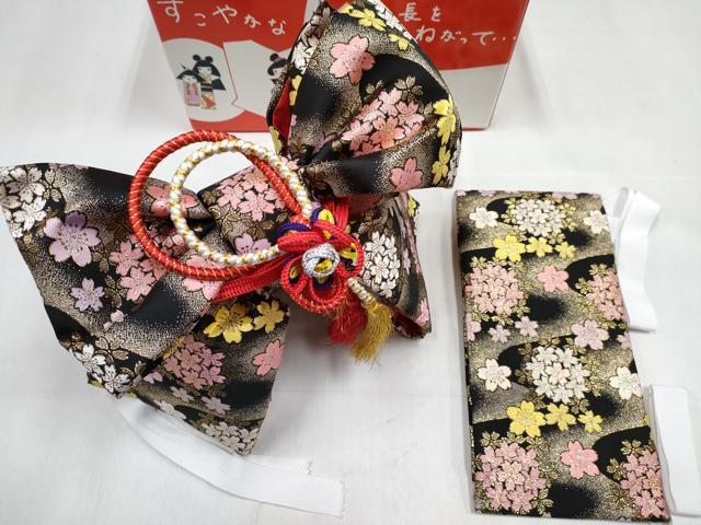 ■■■　サイズ　■■■ 【帯】 長さ 85.5cm　幅 14.5cm程 リボン横　30cm程 ■■■　商品詳細　■■■ 帯【化繊】 状態は特に目立ったシミ汚れなどもなく大変良い状態です。 お安く出品致しますので、是非この機会にいかがでしょうか？ ※箱に傷みがございますが商品には問題ございません。 ※飾りは安全ピンで留められています。 ※素材の詳細は画像を御覧ください。 ■■■　注意事項　■■■ ■モニター発色の具合により色合いが異なる場合がございます。 ■寸法は多少の誤差が生じる場合がございますのでご了承ください。 ■縫込みの長さが左右非対称の場合は短い部分を記載しております。 左右非対称であってもご返品・お値引き等の保証は出来かねますので、ご了承の上ご購入をお願い致します。 ■シミ等のチェックには注意を払っておりますが、見落としがある場合もございますし、個人の見解も様々ですので神経質な方のご購入はお控えください。 ■箪笥に入っておりました着物や帯なので畳みシワや匂いがあるものもございます。 ■お休みは基本的に土日祝となりますが、その他臨時でお休みする場合がございますのでご了承ください。 ■商品の発送は平日のみの発送となります。 ■夜間と土曜、日曜日はお問い合わせの回答が遅れる場合がございます。 ■当店では、お直し、紋入れ、お手入れ等は承っておりません。 ■生地の状態（ヤケ、経年劣化等）によってはサイズ直しが出来ない場合がございます。 その点もどうかご了承のうえ、ご購入をお願いいたします。 ■弊社で取り扱う商品は一点ものにつき、時期や在庫状況に応じて金額が変更となる場合がございます。 ■検針は行っておりません。予めご了承いただきますようお願いいたします。 ■【洗える着物】と記載のある商品におきましては、商品お届け後に洗濯を行ってしまってからのご返品にはご対応しかねます。 念の為、専門店でのお手入れをお願いいたします。 ■写真に写っている物が全てになります。それ以外の付属品はございませんのでご了承ください。 ■状態に関する写真につきましては、掲載可能な写真枚数に限りがあるため、各箇所につき1枚参考画像を掲載しております。 ■着物のサイズ目安は下記を参考ください↓ ＜女性着物＞　お端折り次第で＋5cm　−1cmが着用可能サイズ 　例）身丈170cmの場合、身長160cm〜175cm ＜男性着物＞　身丈＋約25cm〜27cm程が適応身長 　例）身丈155cmの場合、身長180〜182cm