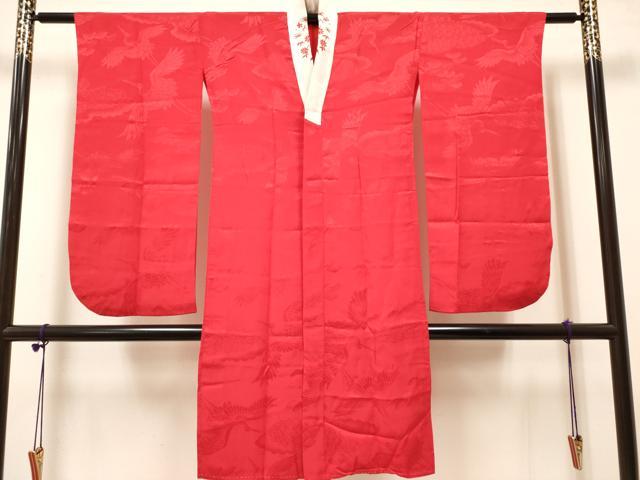 ■■■　サイズ　■■■ 【長襦袢】 身丈 110.5cm（肩から） 裄丈 58cm（肩上げ　0cm） 袖丈 75cm　縫込み 2.5cm 袖幅 30cm 前幅 24.5cm 後幅 28cm 着物縫いこみ 内揚げ 0cm （腰上げ　0cm） 裄 お袖側 約1cm　身頃側 約3.5cm ■■■　商品詳細　■■■ 長襦袢【交織】 状態は接写画像のように半衿・左前身頃・後身頃に薄い汚れがございますが その他特に目立ったシミ汚れなどもなく大変良い状態です。 お安く出品致しますので、是非この機会にいかがでしょうか？ ※肩上げと腰上げがされておりません。 ■■■　注意事項　■■■ ■モニター発色の具合により色合いが異なる場合がございます。 ■寸法は多少の誤差が生じる場合がございますのでご了承ください。 ■縫込みの長さが左右非対称の場合は短い部分を記載しております。 左右非対称であってもご返品・お値引き等の保証は出来かねますので、ご了承の上ご購入をお願い致します。 ■シミ等のチェックには注意を払っておりますが、見落としがある場合もございますし、個人の見解も様々ですので神経質な方のご購入はお控えください。 ■箪笥に入っておりました着物や帯なので畳みシワや匂いがあるものもございます。 ■お休みは基本的に土日祝となりますが、その他臨時でお休みする場合がございますのでご了承ください。 ■商品の発送は平日のみの発送となります。 ■夜間と土曜、日曜日はお問い合わせの回答が遅れる場合がございます。 ■当店では、お直し、紋入れ、お手入れ等は承っておりません。 ■生地の状態（ヤケ、経年劣化等）によってはサイズ直しが出来ない場合がございます。 その点もどうかご了承のうえ、ご購入をお願いいたします。 ■弊社で取り扱う商品は一点ものにつき、時期や在庫状況に応じて金額が変更となる場合がございます。 ■検針は行っておりません。予めご了承いただきますようお願いいたします。 ■【洗える着物】と記載のある商品におきましては、商品お届け後に洗濯を行ってしまってからのご返品にはご対応しかねます。 念の為、専門店でのお手入れをお願いいたします。 ■写真に写っている物が全てになります。それ以外の付属品はございませんのでご了承ください。 ■状態に関する写真につきましては、掲載可能な写真枚数に限りがあるため、各箇所につき1枚参考画像を掲載しております。 ■着物のサイズ目安は下記を参考ください↓ ＜女性着物＞　お端折り次第で＋5cm　−1cmが着用可能サイズ 　例）身丈170cmの場合、身長160cm〜175cm ＜男性着物＞　身丈＋約25cm〜27cm程が適応身長 　例）身丈155cmの場合、身長180〜182cm