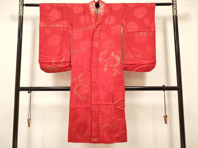 ■■■　サイズ　■■■ 【長襦袢】 身丈 122.5cm（肩から） 裄丈 53cm（肩上げ　1.5cm） 袖丈 65cm　縫込み 4cm 袖幅 28.5cm 前幅 23.5cm 後幅 27cm 着物縫いこみ 内揚げ 0cm （腰上げ　0cm） 裄 お袖側 約2.5cm　身頃側 約2cm ■■■　商品詳細　■■■ 長襦袢【交織】 状態は接写画像のように 半衿・両袖前後・表地所々・胴裏に薄い汚れ、裏地に糸解けがございます。 気になる方はお手入れをされてお召しになられてはいかがでしょうか。 お安く出品致しますので、是非この機会にいかがでしょうか？ ■■■　注意事項　■■■ ■モニター発色の具合により色合いが異なる場合がございます。 ■寸法は多少の誤差が生じる場合がございますのでご了承ください。 ■縫込みの長さが左右非対称の場合は短い部分を記載しております。 左右非対称であってもご返品・お値引き等の保証は出来かねますので、ご了承の上ご購入をお願い致します。 ■シミ等のチェックには注意を払っておりますが、見落としがある場合もございますし、個人の見解も様々ですので神経質な方のご購入はお控えください。 ■箪笥に入っておりました着物や帯なので畳みシワや匂いがあるものもございます。 ■お休みは基本的に土日祝となりますが、その他臨時でお休みする場合がございますのでご了承ください。 ■商品の発送は平日のみの発送となります。 ■夜間と土曜、日曜日はお問い合わせの回答が遅れる場合がございます。 ■当店では、お直し、紋入れ、お手入れ等は承っておりません。 ■生地の状態（ヤケ、経年劣化等）によってはサイズ直しが出来ない場合がございます。 その点もどうかご了承のうえ、ご購入をお願いいたします。 ■弊社で取り扱う商品は一点ものにつき、時期や在庫状況に応じて金額が変更となる場合がございます。 ■検針は行っておりません。予めご了承いただきますようお願いいたします。 ■【洗える着物】と記載のある商品におきましては、商品お届け後に洗濯を行ってしまってからのご返品にはご対応しかねます。 念の為、専門店でのお手入れをお願いいたします。 ■写真に写っている物が全てになります。それ以外の付属品はございませんのでご了承ください。 ■状態に関する写真につきましては、掲載可能な写真枚数に限りがあるため、各箇所につき1枚参考画像を掲載しております。 ■着物のサイズ目安は下記を参考ください↓ ＜女性着物＞　お端折り次第で＋5cm　−1cmが着用可能サイズ 　例）身丈170cmの場合、身長160cm〜175cm ＜男性着物＞　身丈＋約25cm〜27cm程が適応身長 　例）身丈155cmの場合、身長180〜182cm
