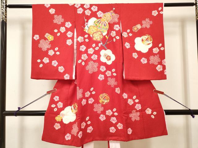■■■　サイズ　■■■ 【着物】 身丈 98cm（肩から） 裄丈 48cm 袖丈 55.5cm ■■■　商品詳細　■■■ 産着【表地：正絹・裏地：化繊・襦袢：化繊】 状態は接写画像のように 着物裏地・襦袢表地・裏地・紐に薄い汚れがございますが その他特に目立ったシミ汚れなどもなく大変良い状態です。 大変上質な逸品になります。 お安く出品致しますので、是非この機会にいかがでしょうか？ ■■■　注意事項　■■■ ■モニター発色の具合により色合いが異なる場合がございます。 ■寸法は多少の誤差が生じる場合がございますのでご了承ください。 ■縫込みの長さが左右非対称の場合は短い部分を記載しております。 左右非対称であってもご返品・お値引き等の保証は出来かねますので、ご了承の上ご購入をお願い致します。 ■シミ等のチェックには注意を払っておりますが、見落としがある場合もございますし、個人の見解も様々ですので神経質な方のご購入はお控えください。 ■箪笥に入っておりました着物や帯なので畳みシワや匂いがあるものもございます。 ■お休みは基本的に土日祝となりますが、その他臨時でお休みする場合がございますのでご了承ください。 ■商品の発送は平日のみの発送となります。 ■夜間と土曜、日曜日はお問い合わせの回答が遅れる場合がございます。 ■当店では、お直し、紋入れ、お手入れ等は承っておりません。 ■生地の状態（ヤケ、経年劣化等）によってはサイズ直しが出来ない場合がございます。 その点もどうかご了承のうえ、ご購入をお願いいたします。 ■弊社で取り扱う商品は一点ものにつき、時期や在庫状況に応じて金額が変更となる場合がございます。 ■検針は行っておりません。予めご了承いただきますようお願いいたします。 ■【洗える着物】と記載のある商品におきましては、商品お届け後に洗濯を行ってしまってからのご返品にはご対応しかねます。 念の為、専門店でのお手入れをお願いいたします。 ■写真に写っている物が全てになります。それ以外の付属品はございませんのでご了承ください。 ■状態に関する写真につきましては、掲載可能な写真枚数に限りがあるため、各箇所につき1枚参考画像を掲載しております。 ■着物のサイズ目安は下記を参考ください↓ ＜女性着物＞　お端折り次第で＋5cm　−1cmが着用可能サイズ 　例）身丈170cmの場合、身長160cm〜175cm ＜男性着物＞　身丈＋約25cm〜27cm程が適応身長 　例）身丈155cmの場合、身長180〜182cm