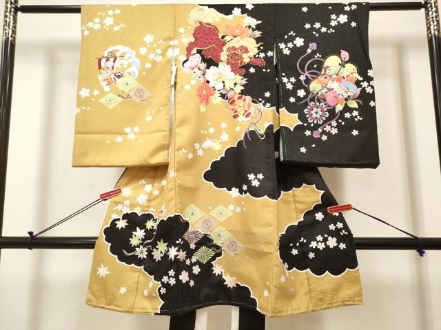 ■■■　サイズ　■■■ 【産着】 身丈 98cm（肩から） 裄丈 50.5cm 袖丈 57.5cm ■■■　商品詳細　■■■ 産着【化繊・未使用】 状態は特に目立ったシミ汚れなどもなく大変良い状態です。 お安く出品致しますので、是非この機会にいかがでしょうか？ ※ご自身で洗濯された場合の保証はできかねます。専門店にご相談ください。 ■■■　注意事項　■■■ ■モニター発色の具合により色合いが異なる場合がございます。 ■寸法は多少の誤差が生じる場合がございますのでご了承ください。 ■縫込みの長さが左右非対称の場合は短い部分を記載しております。 左右非対称であってもご返品・お値引き等の保証は出来かねますので、ご了承の上ご購入をお願い致します。 ■シミ等のチェックには注意を払っておりますが、見落としがある場合もございますし、個人の見解も様々ですので神経質な方のご購入はお控えください。 ■箪笥に入っておりました着物や帯なので畳みシワや匂いがあるものもございます。 ■お休みは基本的に土日祝となりますが、その他臨時でお休みする場合がございますのでご了承ください。 ■商品の発送は平日のみの発送となります。 ■夜間と土曜、日曜日はお問い合わせの回答が遅れる場合がございます。 ■当店では、お直し、紋入れ、お手入れ等は承っておりません。 ■生地の状態（ヤケ、経年劣化等）によってはサイズ直しが出来ない場合がございます。 その点もどうかご了承のうえ、ご購入をお願いいたします。 ■弊社で取り扱う商品は一点ものにつき、時期や在庫状況に応じて金額が変更となる場合がございます。 ■検針は行っておりません。予めご了承いただきますようお願いいたします。 ■【洗える着物】と記載のある商品におきましては、商品お届け後に洗濯を行ってしまってからのご返品にはご対応しかねます。 念の為、専門店でのお手入れをお願いいたします。 ■写真に写っている物が全てになります。それ以外の付属品はございませんのでご了承ください。 ■状態に関する写真につきましては、掲載可能な写真枚数に限りがあるため、各箇所につき1枚参考画像を掲載しております。 ■着物のサイズ目安は下記を参考ください↓ ＜女性着物＞　お端折り次第で＋5cm　−1cmが着用可能サイズ 　例）身丈170cmの場合、身長160cm〜175cm ＜男性着物＞　身丈＋約25cm〜27cm程が適応身長 　例）身丈155cmの場合、身長180〜182cm