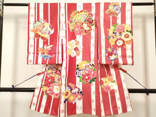 ■■■　サイズ　■■■ 【着物】 身丈 98.5cm（肩から） 裄丈 47.5cm 袖丈 57cm ■■■　商品詳細　■■■ 産着【化繊・未使用】 状態は特に目立ったシミ汚れなどもなく大変良い状態です。 お安く出品致しますので、是非この機会にいかがでしょうか？ ※ご自身で洗濯された場合の保証はできかねます。専門店にご相談ください。 ■■■　注意事項　■■■ ■モニター発色の具合により色合いが異なる場合がございます。 ■寸法は多少の誤差が生じる場合がございますのでご了承ください。 ■縫込みの長さが左右非対称の場合は短い部分を記載しております。 左右非対称であってもご返品・お値引き等の保証は出来かねますので、ご了承の上ご購入をお願い致します。 ■シミ等のチェックには注意を払っておりますが、見落としがある場合もございますし、個人の見解も様々ですので神経質な方のご購入はお控えください。 ■箪笥に入っておりました着物や帯なので畳みシワや匂いがあるものもございます。 ■お休みは基本的に土日祝となりますが、その他臨時でお休みする場合がございますのでご了承ください。 ■商品の発送は平日のみの発送となります。 ■夜間と土曜、日曜日はお問い合わせの回答が遅れる場合がございます。 ■当店では、お直し、紋入れ、お手入れ等は承っておりません。 ■生地の状態（ヤケ、経年劣化等）によってはサイズ直しが出来ない場合がございます。 その点もどうかご了承のうえ、ご購入をお願いいたします。 ■弊社で取り扱う商品は一点ものにつき、時期や在庫状況に応じて金額が変更となる場合がございます。 ■検針は行っておりません。予めご了承いただきますようお願いいたします。 ■【洗える着物】と記載のある商品におきましては、商品お届け後に洗濯を行ってしまってからのご返品にはご対応しかねます。 念の為、専門店でのお手入れをお願いいたします。 ■写真に写っている物が全てになります。それ以外の付属品はございませんのでご了承ください。 ■状態に関する写真につきましては、掲載可能な写真枚数に限りがあるため、各箇所につき1枚参考画像を掲載しております。 ■着物のサイズ目安は下記を参考ください↓ ＜女性着物＞　お端折り次第で＋5cm　−1cmが着用可能サイズ 　例）身丈170cmの場合、身長160cm〜175cm ＜男性着物＞　身丈＋約25cm〜27cm程が適応身長 　例）身丈155cmの場合、身長180〜182cm