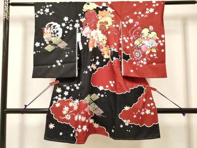 ■■■　サイズ　■■■ 【産着】 身丈 99cm（肩から） 裄丈 48.5cm 袖丈 56.5cm ■■■　商品詳細　■■■ 産着【化繊・未使用】 状態は特に目立ったシミ汚れなどもなく大変良い状態です。 お安く出品致しますので、是非この機会にいかがでしょうか？ ※ご自身で洗濯された場合の保証はできかねます。専門店にご相談ください。 ■■■　注意事項　■■■ ■モニター発色の具合により色合いが異なる場合がございます。 ■寸法は多少の誤差が生じる場合がございますのでご了承ください。 ■縫込みの長さが左右非対称の場合は短い部分を記載しております。 左右非対称であってもご返品・お値引き等の保証は出来かねますので、ご了承の上ご購入をお願い致します。 ■シミ等のチェックには注意を払っておりますが、見落としがある場合もございますし、個人の見解も様々ですので神経質な方のご購入はお控えください。 ■箪笥に入っておりました着物や帯なので畳みシワや匂いがあるものもございます。 ■お休みは基本的に土日祝となりますが、その他臨時でお休みする場合がございますのでご了承ください。 ■商品の発送は平日のみの発送となります。 ■夜間と土曜、日曜日はお問い合わせの回答が遅れる場合がございます。 ■当店では、お直し、紋入れ、お手入れ等は承っておりません。 ■生地の状態（ヤケ、経年劣化等）によってはサイズ直しが出来ない場合がございます。 その点もどうかご了承のうえ、ご購入をお願いいたします。 ■弊社で取り扱う商品は一点ものにつき、時期や在庫状況に応じて金額が変更となる場合がございます。 ■検針は行っておりません。予めご了承いただきますようお願いいたします。 ■【洗える着物】と記載のある商品におきましては、商品お届け後に洗濯を行ってしまってからのご返品にはご対応しかねます。 念の為、専門店でのお手入れをお願いいたします。 ■写真に写っている物が全てになります。それ以外の付属品はございませんのでご了承ください。 ■状態に関する写真につきましては、掲載可能な写真枚数に限りがあるため、各箇所につき1枚参考画像を掲載しております。 ■着物のサイズ目安は下記を参考ください↓ ＜女性着物＞　お端折り次第で＋5cm　−1cmが着用可能サイズ 　例）身丈170cmの場合、身長160cm〜175cm ＜男性着物＞　身丈＋約25cm〜27cm程が適応身長 　例）身丈155cmの場合、身長180〜182cm