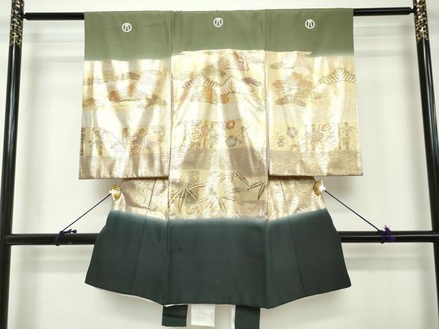 ■■■　サイズ　■■■ 【着物】 身丈 98cm（肩から） 裄丈 46cm 袖丈 59.5cm ■■■　商品詳細　■■■ 産着【化繊・五つ紋】 状態は接写画像のように襦袢表地・裏地に薄い汚れがございますが その他特に目立ったシミ汚れなどもなく大変良い状態です。 お安く出品致しますので、是非この機会にいかがでしょうか？ ※ご自身で洗濯された場合の保証はできかねます。専門店にご相談ください。 ■■■　注意事項　■■■ ■モニター発色の具合により色合いが異なる場合がございます。 ■寸法は多少の誤差が生じる場合がございますのでご了承ください。 ■縫込みの長さが左右非対称の場合は短い部分を記載しております。 左右非対称であってもご返品・お値引き等の保証は出来かねますので、ご了承の上ご購入をお願い致します。 ■シミ等のチェックには注意を払っておりますが、見落としがある場合もございますし、個人の見解も様々ですので神経質な方のご購入はお控えください。 ■箪笥に入っておりました着物や帯なので畳みシワや匂いがあるものもございます。 ■お休みは基本的に土日祝となりますが、その他臨時でお休みする場合がございますのでご了承ください。 ■商品の発送は平日のみの発送となります。 ■夜間と土曜、日曜日はお問い合わせの回答が遅れる場合がございます。 ■当店では、お直し、紋入れ、お手入れ等は承っておりません。 ■生地の状態（ヤケ、経年劣化等）によってはサイズ直しが出来ない場合がございます。 その点もどうかご了承のうえ、ご購入をお願いいたします。 ■弊社で取り扱う商品は一点ものにつき、時期や在庫状況に応じて金額が変更となる場合がございます。 ■検針は行っておりません。予めご了承いただきますようお願いいたします。 ■【洗える着物】と記載のある商品におきましては、商品お届け後に洗濯を行ってしまってからのご返品にはご対応しかねます。 念の為、専門店でのお手入れをお願いいたします。 ■写真に写っている物が全てになります。それ以外の付属品はございませんのでご了承ください。 ■状態に関する写真につきましては、掲載可能な写真枚数に限りがあるため、各箇所につき1枚参考画像を掲載しております。 ■着物のサイズ目安は下記を参考ください↓ ＜女性着物＞　お端折り次第で＋5cm　−1cmが着用可能サイズ 　例）身丈170cmの場合、身長160cm〜175cm ＜男性着物＞　身丈＋約25cm〜27cm程が適応身長 　例）身丈155cmの場合、身長180〜182cm