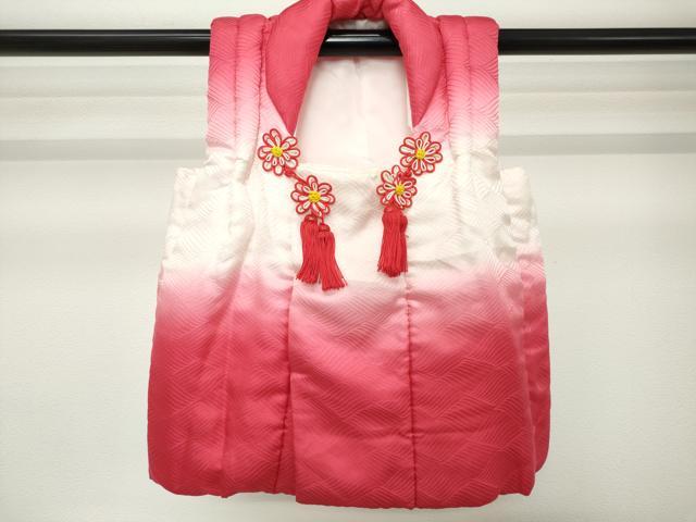 ■■■　サイズ　■■■ 【被布】 身丈 49cm（肩から） 裄丈 14cm（肩上げ　2.5cm） ■■■　商品詳細　■■■ 【正絹】 状態は接写画像のように竪衿に薄い汚れがございますがその他特に目立ったシミ汚れなどもなく大変良い状態です。 大変上質な逸品になります。 お安く出品致しますので、是非この機会にいかがでしょうか？ ■■■　注意事項　■■■ ■モニター発色の具合により色合いが異なる場合がございます。 ■寸法は多少の誤差が生じる場合がございますのでご了承ください。 ■縫込みの長さが左右非対称の場合は短い部分を記載しております。 左右非対称であってもご返品・お値引き等の保証は出来かねますので、ご了承の上ご購入をお願い致します。 ■シミ等のチェックには注意を払っておりますが、見落としがある場合もございますし、個人の見解も様々ですので神経質な方のご購入はお控えください。 ■箪笥に入っておりました着物や帯なので畳みシワや匂いがあるものもございます。 ■お休みは基本的に土日祝となりますが、その他臨時でお休みする場合がございますのでご了承ください。 ■商品の発送は平日のみの発送となります。 ■夜間と土曜、日曜日はお問い合わせの回答が遅れる場合がございます。 ■当店では、お直し、紋入れ、お手入れ等は承っておりません。 ■生地の状態（ヤケ、経年劣化等）によってはサイズ直しが出来ない場合がございます。 その点もどうかご了承のうえ、ご購入をお願いいたします。 ■弊社で取り扱う商品は一点ものにつき、時期や在庫状況に応じて金額が変更となる場合がございます。 ■検針は行っておりません。予めご了承いただきますようお願いいたします。 ■【洗える着物】と記載のある商品におきましては、商品お届け後に洗濯を行ってしまってからのご返品にはご対応しかねます。 念の為、専門店でのお手入れをお願いいたします。 ■写真に写っている物が全てになります。それ以外の付属品はございませんのでご了承ください。 ■状態に関する写真につきましては、掲載可能な写真枚数に限りがあるため、各箇所につき1枚参考画像を掲載しております。 ■着物のサイズ目安は下記を参考ください↓ ＜女性着物＞　お端折り次第で＋5cm　−1cmが着用可能サイズ 　例）身丈170cmの場合、身長160cm〜175cm ＜男性着物＞　身丈＋約25cm〜27cm程が適応身長 　例）身丈155cmの場合、身長180〜182cm