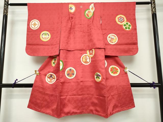 ■■■　サイズ　■■■ 【祝着】 身丈 104.5cm（肩から） 裄丈 51cm（肩上げ　2.5cm） 袖丈 53cm　縫込み 9.5cm 袖幅 32.5cm 前幅 20cm 後幅 22cm 着物縫いこみ 内揚げ 0cm （腰上げ　17.5cm） 裄 お袖側 約3cm　身頃側 約0cm ■■■　商品詳細　■■■ 着物【正絹・一つ紋】 状態は接写画像のように 左袖前・表地柄部分・紐に薄い汚れ、表地に箔剥がれがございますが その他特に目立ったシミ汚れなどもなく大変良い状態です。 大変上質な逸品になります。 お安く出品致しますので、是非この機会にいかがでしょうか？ ■■■　注意事項　■■■ ■モニター発色の具合により色合いが異なる場合がございます。 ■寸法は多少の誤差が生じる場合がございますのでご了承ください。 ■縫込みの長さが左右非対称の場合は短い部分を記載しております。 左右非対称であってもご返品・お値引き等の保証は出来かねますので、ご了承の上ご購入をお願い致します。 ■シミ等のチェックには注意を払っておりますが、見落としがある場合もございますし、個人の見解も様々ですので神経質な方のご購入はお控えください。 ■箪笥に入っておりました着物や帯なので畳みシワや匂いがあるものもございます。 ■お休みは基本的に土日祝となりますが、その他臨時でお休みする場合がございますのでご了承ください。 ■商品の発送は平日のみの発送となります。 ■夜間と土曜、日曜日はお問い合わせの回答が遅れる場合がございます。 ■当店では、お直し、紋入れ、お手入れ等は承っておりません。 ■生地の状態（ヤケ、経年劣化等）によってはサイズ直しが出来ない場合がございます。 その点もどうかご了承のうえ、ご購入をお願いいたします。 ■弊社で取り扱う商品は一点ものにつき、時期や在庫状況に応じて金額が変更となる場合がございます。 ■検針は行っておりません。予めご了承いただきますようお願いいたします。 ■【洗える着物】と記載のある商品におきましては、商品お届け後に洗濯を行ってしまってからのご返品にはご対応しかねます。 念の為、専門店でのお手入れをお願いいたします。 ■写真に写っている物が全てになります。それ以外の付属品はございませんのでご了承ください。 ■状態に関する写真につきましては、掲載可能な写真枚数に限りがあるため、各箇所につき1枚参考画像を掲載しております。 ■着物のサイズ目安は下記を参考ください↓ ＜女性着物＞　お端折り次第で＋5cm　−1cmが着用可能サイズ 　例）身丈170cmの場合、身長160cm〜175cm ＜男性着物＞　身丈＋約25cm〜27cm程が適応身長 　例）身丈155cmの場合、身長180〜182cm