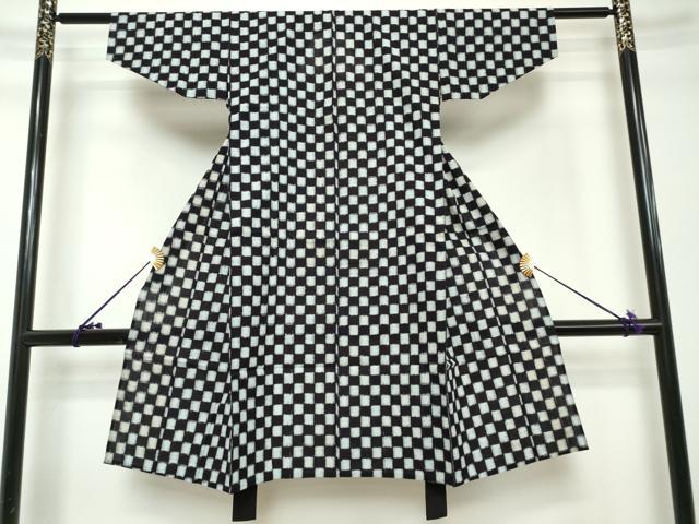 ■■■　サイズ　■■■ 【着物】 身丈 111cm（肩から） 裄丈 53.5cm（肩上げ　0cm） 袖丈 27.5cm　縫込み 1cm 袖幅 28.5cm 前幅 20.5cm 後幅 25cm 着物縫いこみ 内揚げ 0cm （腰上げ　0cm） 裄 お袖側 約7.5cm　身頃側 約1cm ■■■　商品詳細　■■■ 着物【綿】 状態は接写画像のように 衿・両袖前後・表地所々・裏地に薄い汚れがございます。 久留米絣(くるめかすり)は、日本三大絣の一つで 昭和51年には経済産業大臣指定伝統工芸品に指定された木綿を代表する織物です。 一口に絣と言っても製品になるまでの工程はくくり、染め、織りなど全30工程にも及びます。 また、「かすり」の語源は生地が織られる際に、 柄がかすれて見えることからその名が付いたと言われています。 久留米絣、最大の特徴はなんといっても経糸と緯糸を合わせて 複雑な柄を表現させる技術です。 かすりが持つ美しさや独特の風合いは熟練の職人の手によって生み出されます。 使用するほどに味が出て心地よくなる素材です。 大変上質な逸品になりますので ぜひお手入れをされてお召しになられてはいかがでしょうか。 お安く出品致しますので、是非この機会にいかがでしょうか？ ※肩上げと腰上げがされておりません。 ■■■　注意事項　■■■ ■モニター発色の具合により色合いが異なる場合がございます。 ■寸法は多少の誤差が生じる場合がございますのでご了承ください。 ■縫込みの長さが左右非対称の場合は短い部分を記載しております。 左右非対称であってもご返品・お値引き等の保証は出来かねますので、ご了承の上ご購入をお願い致します。 ■シミ等のチェックには注意を払っておりますが、見落としがある場合もございますし、個人の見解も様々ですので神経質な方のご購入はお控えください。 ■箪笥に入っておりました着物や帯なので畳みシワや匂いがあるものもございます。 ■お休みは基本的に土日祝となりますが、その他臨時でお休みする場合がございますのでご了承ください。 ■商品の発送は平日のみの発送となります。 ■夜間と土曜、日曜日はお問い合わせの回答が遅れる場合がございます。 ■当店では、お直し、紋入れ、お手入れ等は承っておりません。 ■生地の状態（ヤケ、経年劣化等）によってはサイズ直しが出来ない場合がございます。 その点もどうかご了承のうえ、ご購入をお願いいたします。 ■弊社で取り扱う商品は一点ものにつき、時期や在庫状況に応じて金額が変更となる場合がございます。 ■検針は行っておりません。予めご了承いただきますようお願いいたします。 ■【洗える着物】と記載のある商品におきましては、商品お届け後に洗濯を行ってしまってからのご返品にはご対応しかねます。 念の為、専門店でのお手入れをお願いいたします。 ■写真に写っている物が全てになります。それ以外の付属品はございませんのでご了承ください。 ■状態に関する写真につきましては、掲載可能な写真枚数に限りがあるため、各箇所につき1枚参考画像を掲載しております。 ■着物のサイズ目安は下記を参考ください↓ ＜女性着物＞　お端折り次第で＋5cm　−1cmが着用可能サイズ 　例）身丈170cmの場合、身長160cm〜175cm ＜男性着物＞　身丈＋約25cm〜27cm程が適応身長 　例）身丈155cmの場合、身長180〜182cm