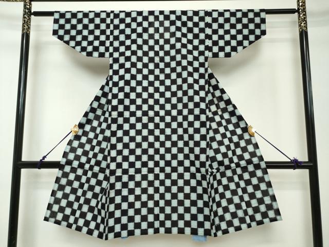 ■■■　サイズ　■■■ 【着物】 身丈 111cm（肩から） 裄丈 53cm（肩上げ　0cm） 袖丈 27cm　縫込み 1cm 袖幅 28.5cm 前幅 18cm 後幅 24.5cm 着物縫いこみ 内揚げ 0cm （腰上げ　0cm） 裄 お袖側 約7cm　身頃側 約1cm ■■■　商品詳細　■■■ 着物【綿】 状態は接写画像のように両袖前後・表地所々・裏地に薄い汚れがございます。 久留米絣(くるめかすり)は、日本三大絣の一つで 昭和51年には経済産業大臣指定伝統工芸品に指定された木綿を代表する織物です。 一口に絣と言っても製品になるまでの工程はくくり、染め、織りなど全30工程にも及びます。 また、「かすり」の語源は生地が織られる際に、 柄がかすれて見えることからその名が付いたと言われています。 久留米絣、最大の特徴はなんといっても経糸と緯糸を合わせて 複雑な柄を表現させる技術です。 かすりが持つ美しさや独特の風合いは熟練の職人の手によって生み出されます。 使用するほどに味が出て心地よくなる素材です。 大変上質な逸品になりますので 気になる方はお手入れをされてお召しになられてはいかがでしょうか。 お安く出品致しますので、是非この機会にいかがでしょうか？ ※肩上げと腰上げがされておりません。 ■■■　注意事項　■■■ ■モニター発色の具合により色合いが異なる場合がございます。 ■寸法は多少の誤差が生じる場合がございますのでご了承ください。 ■縫込みの長さが左右非対称の場合は短い部分を記載しております。 左右非対称であってもご返品・お値引き等の保証は出来かねますので、ご了承の上ご購入をお願い致します。 ■シミ等のチェックには注意を払っておりますが、見落としがある場合もございますし、個人の見解も様々ですので神経質な方のご購入はお控えください。 ■箪笥に入っておりました着物や帯なので畳みシワや匂いがあるものもございます。 ■お休みは基本的に土日祝となりますが、その他臨時でお休みする場合がございますのでご了承ください。 ■商品の発送は平日のみの発送となります。 ■夜間と土曜、日曜日はお問い合わせの回答が遅れる場合がございます。 ■当店では、お直し、紋入れ、お手入れ等は承っておりません。 ■生地の状態（ヤケ、経年劣化等）によってはサイズ直しが出来ない場合がございます。 その点もどうかご了承のうえ、ご購入をお願いいたします。 ■弊社で取り扱う商品は一点ものにつき、時期や在庫状況に応じて金額が変更となる場合がございます。 ■検針は行っておりません。予めご了承いただきますようお願いいたします。 ■【洗える着物】と記載のある商品におきましては、商品お届け後に洗濯を行ってしまってからのご返品にはご対応しかねます。 念の為、専門店でのお手入れをお願いいたします。 ■写真に写っている物が全てになります。それ以外の付属品はございませんのでご了承ください。 ■状態に関する写真につきましては、掲載可能な写真枚数に限りがあるため、各箇所につき1枚参考画像を掲載しております。 ■着物のサイズ目安は下記を参考ください↓ ＜女性着物＞　お端折り次第で＋5cm　−1cmが着用可能サイズ 　例）身丈170cmの場合、身長160cm〜175cm ＜男性着物＞　身丈＋約25cm〜27cm程が適応身長 　例）身丈155cmの場合、身長180〜182cm