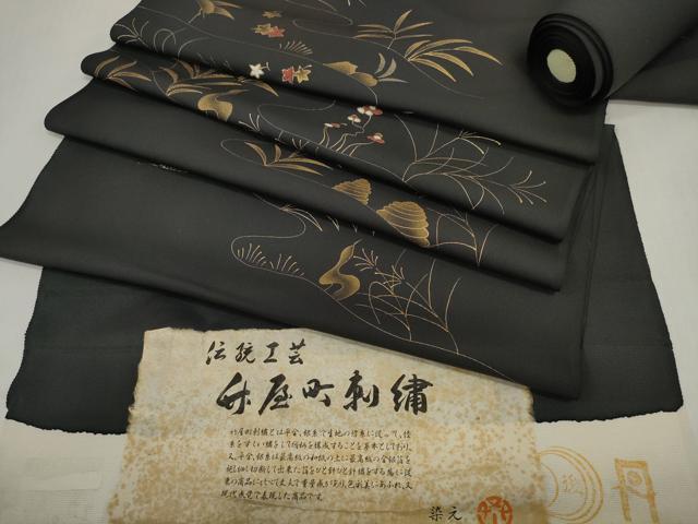 ■■■　サイズ　■■■ 長さ　　着尺分あり 幅　　　約37.5cm ■■■　商品詳細　■■■ 【正絹・未使用】 状態は接写画像のように表地所々に薄い汚れがございます。 大変上質な逸品になります。 お安く出品致しますので、是非この機会にいかがでしょうか？ ■■■　注意事項　■■■ ■モニター発色の具合により色合いが異なる場合がございます。 ■寸法は多少の誤差が生じる場合がございますのでご了承ください。 ■縫込みの長さが左右非対称の場合は短い部分を記載しております。 左右非対称であってもご返品・お値引き等の保証は出来かねますので、ご了承の上ご購入をお願い致します。 ■シミ等のチェックには注意を払っておりますが、見落としがある場合もございますし、個人の見解も様々ですので神経質な方のご購入はお控えください。 ■箪笥に入っておりました着物や帯なので畳みシワや匂いがあるものもございます。 ■お休みは基本的に土日祝となりますが、その他臨時でお休みする場合がございますのでご了承ください。 ■商品の発送は平日のみの発送となります。 ■夜間と土曜、日曜日はお問い合わせの回答が遅れる場合がございます。 ■当店では、お直し、紋入れ、お手入れ等は承っておりません。 ■生地の状態（ヤケ、経年劣化等）によってはサイズ直しが出来ない場合がございます。 その点もどうかご了承のうえ、ご購入をお願いいたします。 ■弊社で取り扱う商品は一点ものにつき、時期や在庫状況に応じて金額が変更となる場合がございます。 ■検針は行っておりません。予めご了承いただきますようお願いいたします。 ■【洗える着物】と記載のある商品におきましては、商品お届け後に洗濯を行ってしまってからのご返品にはご対応しかねます。 念の為、専門店でのお手入れをお願いいたします。 ■着物のサイズ目安は下記を参考ください↓ ＜女性着物＞　お端折り次第で＋5cm　−1cmが着用可能サイズ 　例）身丈170cmの場合、身長160cm〜175cm ＜男性着物＞　身丈＋約25cm〜27cm程が適応身長 　例）身丈155cmの場合、身長180〜182cm