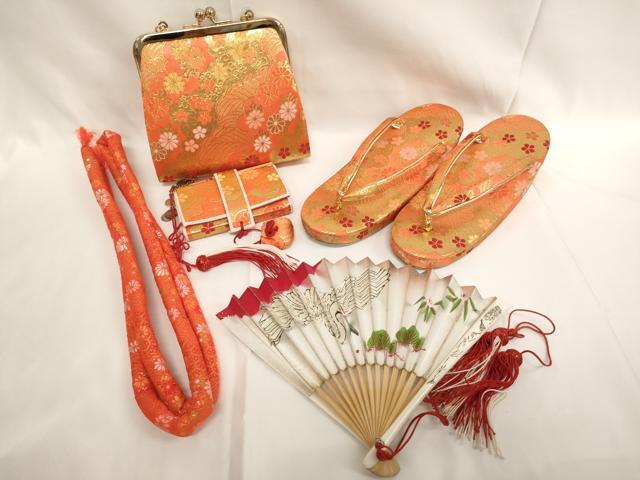 ■■■　サイズ　■■■ 草履サイズ 長さ　　　約　20.5cm 幅　　　　約　7cm 踵高さ　　約　4.5cm バッグサイズ 横　　　　約　15cm 縦　　　　約　13.5cm　取っ手込み　約25cm 奥行き　　約　4.5cm ■■■　商品詳細　■■■ 状態は接写画像のようにバッグに傷み、草履底・ビラ簪に汚れ、扇子に汚れ・破損がございますが、その他特に目立ったシミ汚れなどもなく大変良い状態です。 大変上質な逸品になります。 お安く出品致しますので、是非この機会にいかがでしょうか？ ■■■　注意事項　■■■ ■モニター発色の具合により色合いが異なる場合がございます。 ■寸法は多少の誤差が生じる場合がございますのでご了承ください。 ■縫込みの長さが左右非対称の場合は短い部分を記載しております。 左右非対称であってもご返品・お値引き等の保証は出来かねますので、ご了承の上ご購入をお願い致します。 ■シミ等のチェックには注意を払っておりますが、見落としがある場合もございますし、個人の見解も様々ですので神経質な方のご購入はお控えください。 ■箪笥に入っておりました着物や帯なので畳みシワや匂いがあるものもございます。 ■お休みは基本的に土日祝となりますが、その他臨時でお休みする場合がございますのでご了承ください。 ■商品の発送は平日のみの発送となります。 ■夜間と土曜、日曜日はお問い合わせの回答が遅れる場合がございます。 ■当店では、お直し、紋入れ、お手入れ等は承っておりません。 ■生地の状態（ヤケ、経年劣化等）によってはサイズ直しが出来ない場合がございます。 その点もどうかご了承のうえ、ご購入をお願いいたします。 ■弊社で取り扱う商品は一点ものにつき、時期や在庫状況に応じて金額が変更となる場合がございます。 ■検針は行っておりません。予めご了承いただきますようお願いいたします。 ■【洗える着物】と記載のある商品におきましては、商品お届け後に洗濯を行ってしまってからのご返品にはご対応しかねます。 念の為、専門店でのお手入れをお願いいたします。 ■写真に写っている物が全てになります。それ以外の付属品はございませんのでご了承ください。 ■状態に関する写真につきましては、掲載可能な写真枚数に限りがあるため、各箇所につき1枚参考画像を掲載しております。 ■着物のサイズ目安は下記を参考ください↓ ＜女性着物＞　お端折り次第で＋5cm　−1cmが着用可能サイズ 　例）身丈170cmの場合、身長160cm〜175cm ＜男性着物＞　身丈＋約25cm〜27cm程が適応身長 　例）身丈155cmの場合、身長180〜182cm
