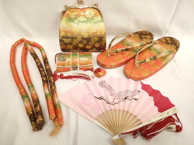 ■■■　サイズ　■■■ 草履サイズ 長さ　　　約　20.5cm 幅　　　　約　6.5cm 踵高さ　　約　4.5cm バッグサイズ 横　　　　約　13.5cm 縦　　　　約　13.5cm　取っ手込み　約24.5cm 奥行き　　約　4.5cm ■■■　商品詳細　■■■ 状態は接写画像のように草履底に汚れがございますが、その他特に目立ったシミ汚れなどもなく大変良い状態です。 大変上質な逸品になります。 お安く出品致しますので、是非この機会にいかがでしょうか？ ■■■　注意事項　■■■ ■モニター発色の具合により色合いが異なる場合がございます。 ■寸法は多少の誤差が生じる場合がございますのでご了承ください。 ■縫込みの長さが左右非対称の場合は短い部分を記載しております。 左右非対称であってもご返品・お値引き等の保証は出来かねますので、ご了承の上ご購入をお願い致します。 ■シミ等のチェックには注意を払っておりますが、見落としがある場合もございますし、個人の見解も様々ですので神経質な方のご購入はお控えください。 ■箪笥に入っておりました着物や帯なので畳みシワや匂いがあるものもございます。 ■お休みは基本的に土日祝となりますが、その他臨時でお休みする場合がございますのでご了承ください。 ■商品の発送は平日のみの発送となります。 ■夜間と土曜、日曜日はお問い合わせの回答が遅れる場合がございます。 ■当店では、お直し、紋入れ、お手入れ等は承っておりません。 ■生地の状態（ヤケ、経年劣化等）によってはサイズ直しが出来ない場合がございます。 その点もどうかご了承のうえ、ご購入をお願いいたします。 ■弊社で取り扱う商品は一点ものにつき、時期や在庫状況に応じて金額が変更となる場合がございます。 ■検針は行っておりません。予めご了承いただきますようお願いいたします。 ■【洗える着物】と記載のある商品におきましては、商品お届け後に洗濯を行ってしまってからのご返品にはご対応しかねます。 念の為、専門店でのお手入れをお願いいたします。 ■写真に写っている物が全てになります。それ以外の付属品はございませんのでご了承ください。 ■状態に関する写真につきましては、掲載可能な写真枚数に限りがあるため、各箇所につき1枚参考画像を掲載しております。 ■着物のサイズ目安は下記を参考ください↓ ＜女性着物＞　お端折り次第で＋5cm　−1cmが着用可能サイズ 　例）身丈170cmの場合、身長160cm〜175cm ＜男性着物＞　身丈＋約25cm〜27cm程が適応身長 　例）身丈155cmの場合、身長180〜182cm