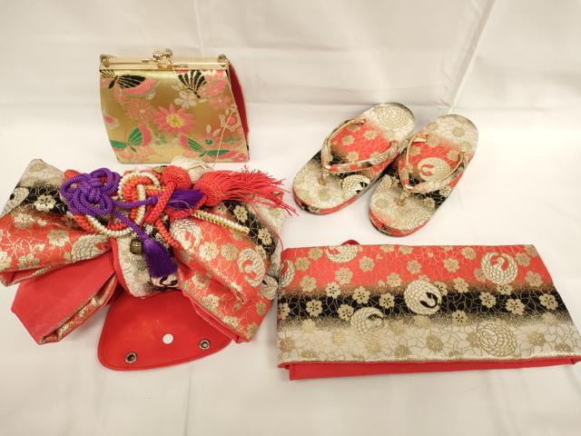 ■■■　サイズ　■■■ 草履サイズ 長さ　　　約　17.5cm 幅　　　　約　6.5cm 踵高さ　　約　4cm バッグサイズ 横　　　　約　15cm 縦　　　　約　12.5cm　取っ手込み　約25.5cm 奥行き　　約　5cm つけ帯 胴回り長さ　約　75cm 幅　　　　　約　11.5cm リボン部分 縦　　　　　約　22cm 横　　　　　約　25cm ■■■　商品詳細　■■■ 状態は接写画像のように付け帯・草履底に汚れがございますが、その他特に目立ったシミ汚れなどもなく大変良い状態です。 大変上質な逸品になります。 お安く出品致しますので、是非この機会にいかがでしょうか？ ■■■　注意事項　■■■ ■モニター発色の具合により色合いが異なる場合がございます。 ■寸法は多少の誤差が生じる場合がございますのでご了承ください。 ■縫込みの長さが左右非対称の場合は短い部分を記載しております。 左右非対称であってもご返品・お値引き等の保証は出来かねますので、ご了承の上ご購入をお願い致します。 ■シミ等のチェックには注意を払っておりますが、見落としがある場合もございますし、個人の見解も様々ですので神経質な方のご購入はお控えください。 ■箪笥に入っておりました着物や帯なので畳みシワや匂いがあるものもございます。 ■お休みは基本的に土日祝となりますが、その他臨時でお休みする場合がございますのでご了承ください。 ■商品の発送は平日のみの発送となります。 ■夜間と土曜、日曜日はお問い合わせの回答が遅れる場合がございます。 ■当店では、お直し、紋入れ、お手入れ等は承っておりません。 ■生地の状態（ヤケ、経年劣化等）によってはサイズ直しが出来ない場合がございます。 その点もどうかご了承のうえ、ご購入をお願いいたします。 ■弊社で取り扱う商品は一点ものにつき、時期や在庫状況に応じて金額が変更となる場合がございます。 ■検針は行っておりません。予めご了承いただきますようお願いいたします。 ■【洗える着物】と記載のある商品におきましては、商品お届け後に洗濯を行ってしまってからのご返品にはご対応しかねます。 念の為、専門店でのお手入れをお願いいたします。 ■写真に写っている物が全てになります。それ以外の付属品はございませんのでご了承ください。 ■状態に関する写真につきましては、掲載可能な写真枚数に限りがあるため、各箇所につき1枚参考画像を掲載しております。 ■着物のサイズ目安は下記を参考ください↓ ＜女性着物＞　お端折り次第で＋5cm　−1cmが着用可能サイズ 　例）身丈170cmの場合、身長160cm〜175cm ＜男性着物＞　身丈＋約25cm〜27cm程が適応身長 　例）身丈155cmの場合、身長180〜182cm