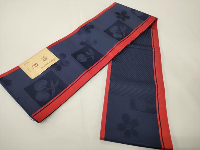 ■■■　サイズ　■■■ 長さ 372cm 幅 15.5cm程 ■■■　商品詳細　■■■ 【正絹・未使用】 状態は一度も締めておりませんが 接写画像のように表面裏面所々に汚れがございます。 本場筑前博多織は、 福岡県福岡市博多区やその周辺で生産される絹織物です。 仏具のひとつである独鈷、華皿を基にした幾何学模様が織られています。 江戸時代に筑前藩主だった黒田長政が幕府への献上品にしたことから、 博多献上、献上博多とも呼ばれます。 横畝が際立って見える経畝織りという織りになっています。 30〜60本の細い経糸を使うため、こしやはりがあり、 地合が硬く、光沢感があります。 きちんと締まり、くずれにくい、締めやすい帯といわれています。 大変上質な逸品になります。 お安く出品致しますので、是非この機会にいかがでしょうか？ ※両側未かがりですが着用には問題ありません。 ■■■　注意事項　■■■ ■モニター発色の具合により色合いが異なる場合がございます。 ■寸法は多少の誤差が生じる場合がございますのでご了承ください。 ■縫込みの長さが左右非対称の場合は短い部分を記載しております。 左右非対称であってもご返品・お値引き等の保証は出来かねますので、ご了承の上ご購入をお願い致します。 ■シミ等のチェックには注意を払っておりますが、見落としがある場合もございますし、個人の見解も様々ですので神経質な方のご購入はお控えください。 ■箪笥に入っておりました着物や帯なので畳みシワや匂いがあるものもございます。 ■お休みは基本的に土日祝となりますが、その他臨時でお休みする場合がございますのでご了承ください。 ■商品の発送は平日のみの発送となります。 ■夜間と土曜、日曜日はお問い合わせの回答が遅れる場合がございます。 ■当店では、お直し、紋入れ、お手入れ等は承っておりません。 ■生地の状態（ヤケ、経年劣化等）によってはサイズ直しが出来ない場合がございます。 その点もどうかご了承のうえ、ご購入をお願いいたします。 ■弊社で取り扱う商品は一点ものにつき、時期や在庫状況に応じて金額が変更となる場合がございます。 ■検針は行っておりません。予めご了承いただきますようお願いいたします。 ■【洗える着物】と記載のある商品におきましては、商品お届け後に洗濯を行ってしまってからのご返品にはご対応しかねます。 念の為、専門店でのお手入れをお願いいたします。 ■写真に写っている物が全てになります。それ以外の付属品はございませんのでご了承ください。 ■状態に関する写真につきましては、掲載可能な写真枚数に限りがあるため、各箇所につき1枚参考画像を掲載しております。 ■着物のサイズ目安は下記を参考ください↓ ＜女性着物＞　お端折り次第で＋5cm　−1cmが着用可能サイズ 　例）身丈170cmの場合、身長160cm〜175cm ＜男性着物＞　身丈＋約25cm〜27cm程が適応身長 　例）身丈155cmの場合、身長180〜182cm