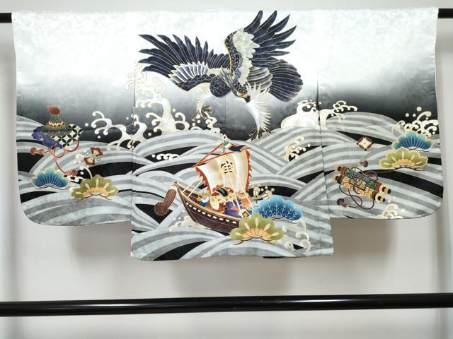 ■■■　サイズ　■■■ 【羽織】 身丈 65.5cm（肩から） 裄丈 55.5cm（肩上げ　0cm） 袖丈 56cm　縫込み 1.5cm 袖幅 31.5cm 前幅 17.5cm 後幅 24.5cm （腰上げ　0cm） 裄 お袖側 約1.5cm　身頃側 約1cm ■■■　商品詳細　■■■ 羽織【化繊】 状態は特に目立ったシミ汚れなどもなく大変良い状態です。 お安く出品致しますので、是非この機会にいかがでしょうか？ ※肩上げと腰上げがされておりません。 ※ご自身で洗濯された場合の保証はできかねます。専門店にご相談ください。 ■■■　注意事項　■■■ ■モニター発色の具合により色合いが異なる場合がございます。 ■寸法は多少の誤差が生じる場合がございますのでご了承ください。 ■縫込みの長さが左右非対称の場合は短い部分を記載しております。 左右非対称であってもご返品・お値引き等の保証は出来かねますので、ご了承の上ご購入をお願い致します。 ■シミ等のチェックには注意を払っておりますが、見落としがある場合もございますし、個人の見解も様々ですので神経質な方のご購入はお控えください。 ■箪笥に入っておりました着物や帯なので畳みシワや匂いがあるものもございます。 ■お休みは基本的に土日祝となりますが、その他臨時でお休みする場合がございますのでご了承ください。 ■商品の発送は平日のみの発送となります。 ■夜間と土曜、日曜日はお問い合わせの回答が遅れる場合がございます。 ■当店では、お直し、紋入れ、お手入れ等は承っておりません。 ■生地の状態（ヤケ、経年劣化等）によってはサイズ直しが出来ない場合がございます。 その点もどうかご了承のうえ、ご購入をお願いいたします。 ■弊社で取り扱う商品は一点ものにつき、時期や在庫状況に応じて金額が変更となる場合がございます。 ■検針は行っておりません。予めご了承いただきますようお願いいたします。 ■【洗える着物】と記載のある商品におきましては、商品お届け後に洗濯を行ってしまってからのご返品にはご対応しかねます。 念の為、専門店でのお手入れをお願いいたします。 ■写真に写っている物が全てになります。それ以外の付属品はございませんのでご了承ください。 ■状態に関する写真につきましては、掲載可能な写真枚数に限りがあるため、各箇所につき1枚参考画像を掲載しております。 ■着物のサイズ目安は下記を参考ください↓ ＜女性着物＞　お端折り次第で＋5cm　−1cmが着用可能サイズ 　例）身丈170cmの場合、身長160cm〜175cm ＜男性着物＞　身丈＋約25cm〜27cm程が適応身長 　例）身丈155cmの場合、身長180〜182cm