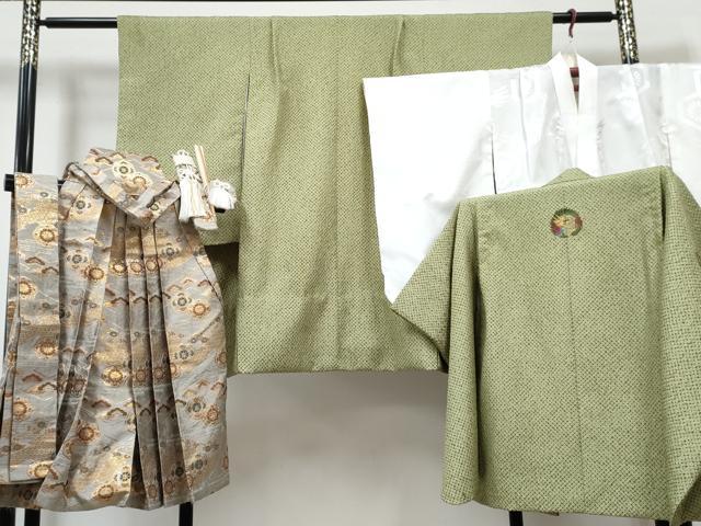 ■■■　サイズ　■■■ 【祝着】 身丈 86cm（肩から） 裄丈 51.5cm（肩上げ　1.5cm） 袖丈 56cm　縫込み 1.5cm 袖幅 30cm 前幅 19.5cm 後幅 25cm 着物縫いこみ 内揚げ 0cm （腰上げ　0cm） 裄 お袖側 約2cm　身頃側 約1.5cm ※裾回りが約14.5cm上がっております。 【羽織】 身丈 65cm（肩から） 裄丈 52.5cm（肩上げ　2.5cm） 袖丈 56.5cm　縫込み 1.5cm 袖幅 32cm 前幅 18.5cm 後幅 25cm （腰上げ　0cm） 裄 お袖側 約1.5cm　身頃側 約0cm ※裾回りが約6cm上がっております。 【長襦袢】 身丈 63cm（肩から） 裄丈 49cm（肩上げ　1cm） 袖丈 54.5cm　縫込み 1cm 袖幅 28.5cm 前幅 19cm 後幅 23cm 着物縫いこみ 内揚げ 0cm （腰上げ　7.5cm） 裄 お袖側 約1.5cm　身頃側 約0cm 【袴】 紐下　約　58cm 【帯】 長さ 216cm　幅 7cm程 ■■■　商品詳細　■■■ 着物【化繊】の 状態は接写画像のように表地所々に薄い汚れがございます。 羽織【化繊・五つ紋】の 状態は接写画像のように左袖後に薄い汚れがございますが その他特に目立ったシミ汚れなどもなく大変良い状態です。 長襦袢【化繊】の 状態は接写画像のように右袖前後・裏地に薄い汚れがございますが その他特に目立ったシミ汚れなどもなく大変良い状態です。 袴【交織】の 状態は接写画像のように三の襞に薄い汚れがございますが その他特に目立ったシミ汚れなどもなく大変良い状態です。 帯【交織】の 状態は特に目立ったシミ汚れなどもなく大変良い状態です。 ぜひお手入れをされてお召しになられてはいかがでしょうか。 お安く出品致しますので、是非この機会にいかがでしょうか？ ※ご自身で洗濯された場合の保証はできかねます。専門店にご相談ください。 ■■■　注意事項　■■■ ■モニター発色の具合により色合いが異なる場合がございます。 ■寸法は多少の誤差が生じる場合がございますのでご了承ください。 ■縫込みの長さが左右非対称の場合は短い部分を記載しております。 左右非対称であってもご返品・お値引き等の保証は出来かねますので、ご了承の上ご購入をお願い致します。 ■シミ等のチェックには注意を払っておりますが、見落としがある場合もございますし、個人の見解も様々ですので神経質な方のご購入はお控えください。 ■箪笥に入っておりました着物や帯なので畳みシワや匂いがあるものもございます。 ■お休みは基本的に土日祝となりますが、その他臨時でお休みする場合がございますのでご了承ください。 ■商品の発送は平日のみの発送となります。 ■夜間と土曜、日曜日はお問い合わせの回答が遅れる場合がございます。 ■当店では、お直し、紋入れ、お手入れ等は承っておりません。 ■生地の状態（ヤケ、経年劣化等）によってはサイズ直しが出来ない場合がございます。 その点もどうかご了承のうえ、ご購入をお願いいたします。 ■弊社で取り扱う商品は一点ものにつき、時期や在庫状況に応じて金額が変更となる場合がございます。 ■検針は行っておりません。予めご了承いただきますようお願いいたします。 ■【洗える着物】と記載のある商品におきましては、商品お届け後に洗濯を行ってしまってからのご返品にはご対応しかねます。 念の為、専門店でのお手入れをお願いいたします。 ■写真に写っている物が全てになります。それ以外の付属品はございませんのでご了承ください。 ■状態に関する写真につきましては、掲載可能な写真枚数に限りがあるため、各箇所につき1枚参考画像を掲載しております。 ■着物のサイズ目安は下記を参考ください↓ ＜女性着物＞　お端折り次第で＋5cm　−1cmが着用可能サイズ 　例）身丈170cmの場合、身長160cm〜175cm ＜男性着物＞　身丈＋約25cm〜27cm程が適応身長 　例）身丈155cmの場合、身長180〜182cm