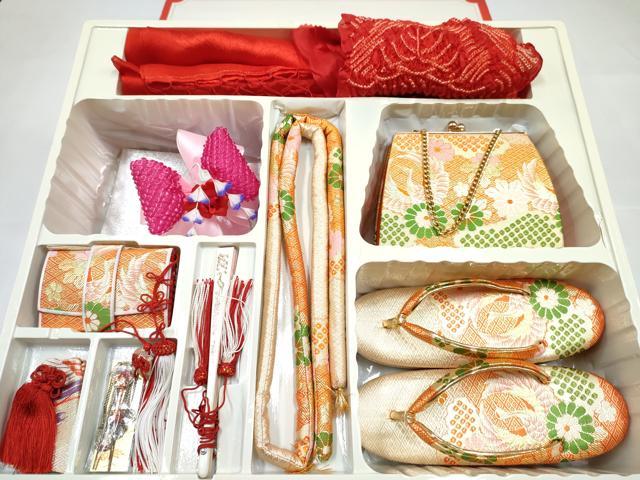 ■■■　サイズ　■■■ 【草履】 長さ 21cm　幅 7cm　高さ 5cm程 ■■■　商品詳細　■■■ 状態は参考画像のように薄い汚れ・擦れ・経年劣化がございます。 大変上質な逸品になります。 お安く出品致しますので、是非この機会にいかがでしょうか？ ※箱に傷みがございますが商品には問題ございません。 ■■■　注意事項　■■■ ■モニター発色の具合により色合いが異なる場合がございます。 ■寸法は多少の誤差が生じる場合がございますのでご了承ください。 ■縫込みの長さが左右非対称の場合は短い部分を記載しております。 左右非対称であってもご返品・お値引き等の保証は出来かねますので、ご了承の上ご購入をお願い致します。 ■シミ等のチェックには注意を払っておりますが、見落としがある場合もございますし、個人の見解も様々ですので神経質な方のご購入はお控えください。 ■箪笥に入っておりました着物や帯なので畳みシワや匂いがあるものもございます。 ■お休みは基本的に土日祝となりますが、その他臨時でお休みする場合がございますのでご了承ください。 ■商品の発送は平日のみの発送となります。 ■夜間と土曜、日曜日はお問い合わせの回答が遅れる場合がございます。 ■当店では、お直し、紋入れ、お手入れ等は承っておりません。 ■生地の状態（ヤケ、経年劣化等）によってはサイズ直しが出来ない場合がございます。 その点もどうかご了承のうえ、ご購入をお願いいたします。 ■弊社で取り扱う商品は一点ものにつき、時期や在庫状況に応じて金額が変更となる場合がございます。 ■検針は行っておりません。予めご了承いただきますようお願いいたします。 ■【洗える着物】と記載のある商品におきましては、商品お届け後に洗濯を行ってしまってからのご返品にはご対応しかねます。 念の為、専門店でのお手入れをお願いいたします。 ■写真に写っている物が全てになります。それ以外の付属品はございませんのでご了承ください。 ■状態に関する写真につきましては、掲載可能な写真枚数に限りがあるため、各箇所につき1枚参考画像を掲載しております。 ■着物のサイズ目安は下記を参考ください↓ ＜女性着物＞　お端折り次第で＋5cm　−1cmが着用可能サイズ 　例）身丈170cmの場合、身長160cm〜175cm ＜男性着物＞　身丈＋約25cm〜27cm程が適応身長 　例）身丈155cmの場合、身長180〜182cm