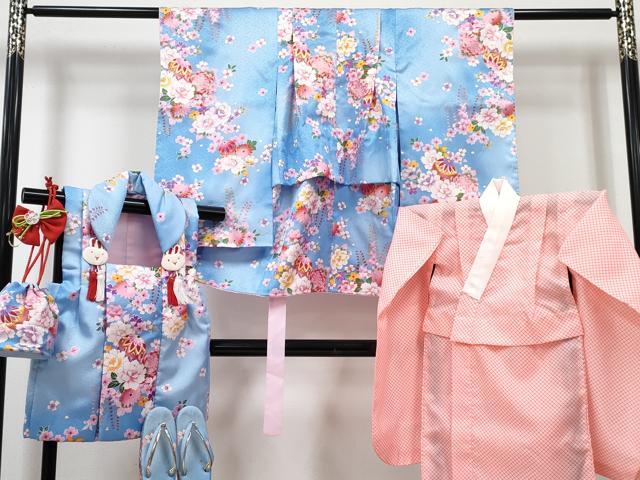 ■■■　サイズ　■■■ 【祝着】 身丈 70cm（肩から） 裄丈 41cm（肩上げ　3cm） 袖丈 57cm　縫込み 2cm 袖幅 27cm 前幅 15cm 後幅 20cm 着物縫いこみ 内揚げ 0cm （腰上げ　12cm） 裄 お袖側 約2cm　身頃側 約1cm 【被布】 身丈 49.5cm（肩から） 裄丈 14cm（肩上げ　2cm） 【長襦袢】 身丈 62.5cm（肩から） 裄丈 38cm（肩上げ　3cm） 袖丈 56cm　縫込み 3cm 袖幅 24.5cm 前幅 23cm 後幅 20cm 着物縫いこみ 内揚げ 0cm （腰上げ　5cm） 裄 お袖側 約1.5cm　身頃側 約1cm 【草履】 長さ 18cm　幅 7cm　高さ 4.5cm程 ■■■　商品詳細　■■■ 着物(重ね衿：取り外し可能)・長襦袢【化繊】のいずれも 状態は特に目立ったシミ汚れなどもなく大変良い状態です。 被布【化繊】の 状態は接写画像のようにホック部分に劣化がございますが その他特に目立ったシミ汚れなどもなく大変良い状態です。 お安く出品致しますので、是非この機会にいかがでしょうか？ ※草履の状態は参考画像のように汚れ・擦れがございます。 ※箱に傷みがございますが商品には問題ございません。 ※長襦袢の前幅が後幅よりも大きい仕立てになっておりますので、ご確認の上ご入札くださいませ。 ※ご自身で洗濯された場合の保証はできかねます。専門店にご相談ください。 ■■■　注意事項　■■■ ■モニター発色の具合により色合いが異なる場合がございます。 ■寸法は多少の誤差が生じる場合がございますのでご了承ください。 ■縫込みの長さが左右非対称の場合は短い部分を記載しております。 左右非対称であってもご返品・お値引き等の保証は出来かねますので、ご了承の上ご購入をお願い致します。 ■シミ等のチェックには注意を払っておりますが、見落としがある場合もございますし、個人の見解も様々ですので神経質な方のご購入はお控えください。 ■箪笥に入っておりました着物や帯なので畳みシワや匂いがあるものもございます。 ■お休みは基本的に土日祝となりますが、その他臨時でお休みする場合がございますのでご了承ください。 ■商品の発送は平日のみの発送となります。 ■夜間と土曜、日曜日はお問い合わせの回答が遅れる場合がございます。 ■当店では、お直し、紋入れ、お手入れ等は承っておりません。 ■生地の状態（ヤケ、経年劣化等）によってはサイズ直しが出来ない場合がございます。 その点もどうかご了承のうえ、ご購入をお願いいたします。 ■弊社で取り扱う商品は一点ものにつき、時期や在庫状況に応じて金額が変更となる場合がございます。 ■検針は行っておりません。予めご了承いただきますようお願いいたします。 ■【洗える着物】と記載のある商品におきましては、商品お届け後に洗濯を行ってしまってからのご返品にはご対応しかねます。 念の為、専門店でのお手入れをお願いいたします。 ■写真に写っている物が全てになります。それ以外の付属品はございませんのでご了承ください。 ■状態に関する写真につきましては、掲載可能な写真枚数に限りがあるため、各箇所につき1枚参考画像を掲載しております。 ■着物のサイズ目安は下記を参考ください↓ ＜女性着物＞　お端折り次第で＋5cm　−1cmが着用可能サイズ 　例）身丈170cmの場合、身長160cm〜175cm ＜男性着物＞　身丈＋約25cm〜27cm程が適応身長 　例）身丈155cmの場合、身長180〜182cm