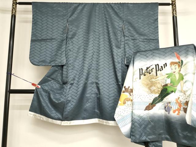 ■■■　サイズ　■■■ 【祝着】 身丈 107.5cm（肩から） 裄丈 55.5cm（肩上げ　0cm） 袖丈 58cm　縫込み 1.5cm 袖幅 30.5cm 前幅 19cm 後幅 24.5cm 着物縫いこみ 内揚げ 0cm （腰上げ　0cm） 裄 お袖側 約1cm　身頃側 約0cm 【羽織】 身丈 69.5cm（肩から） 裄丈 55.5cm（肩上げ　0cm） 袖丈 58cm　縫込み 1.5cm 袖幅 31.5cm 前幅 18.5cm 後幅 25cm （腰上げ　0cm） 裄 お袖側 約1.5cm　身頃側 約0cm ■■■　商品詳細　■■■ 着物【化繊】の状態は接写画像のように衿に汚れがございますが その他特に目立ったシミ汚れなどもなく大変良い状態です。 羽織【化繊】の状態は接写画像のように表地に汚れがございます。 お安く出品致しますので、是非この機会にいかがでしょうか？ ※着物の裾にガロンテープがございます。 ■■■　注意事項　■■■ ■モニター発色の具合により色合いが異なる場合がございます。 ■寸法は多少の誤差が生じる場合がございますのでご了承ください。 ■縫込みの長さが左右非対称の場合は短い部分を記載しております。 左右非対称であってもご返品・お値引き等の保証は出来かねますので、ご了承の上ご購入をお願い致します。 ■シミ等のチェックには注意を払っておりますが、見落としがある場合もございますし、個人の見解も様々ですので神経質な方のご購入はお控えください。 ■箪笥に入っておりました着物や帯なので畳みシワや匂いがあるものもございます。 ■お休みは基本的に土日祝となりますが、その他臨時でお休みする場合がございますのでご了承ください。 ■商品の発送は平日のみの発送となります。 ■夜間と土曜、日曜日はお問い合わせの回答が遅れる場合がございます。 ■当店では、お直し、紋入れ、お手入れ等は承っておりません。 ■生地の状態（ヤケ、経年劣化等）によってはサイズ直しが出来ない場合がございます。 その点もどうかご了承のうえ、ご購入をお願いいたします。 ■弊社で取り扱う商品は一点ものにつき、時期や在庫状況に応じて金額が変更となる場合がございます。 ■検針は行っておりません。予めご了承いただきますようお願いいたします。 ■【洗える着物】と記載のある商品におきましては、商品お届け後に洗濯を行ってしまってからのご返品にはご対応しかねます。 念の為、専門店でのお手入れをお願いいたします。 ■写真に写っている物が全てになります。それ以外の付属品はございませんのでご了承ください。 ■状態に関する写真につきましては、掲載可能な写真枚数に限りがあるため、各箇所につき1枚参考画像を掲載しております。 ■着物のサイズ目安は下記を参考ください↓ ＜女性着物＞　お端折り次第で＋5cm　−1cmが着用可能サイズ 　例）身丈170cmの場合、身長160cm〜175cm ＜男性着物＞　身丈＋約25cm〜27cm程が適応身長 　例）身丈155cmの場合、身長180〜182cm