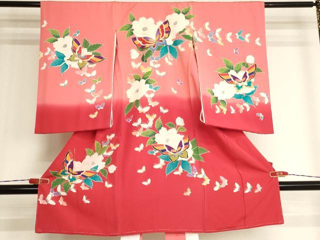 ■■■　サイズ　■■■ 【着物】 身丈 98cm（肩から） 裄丈 46cm 袖丈 58.5cm ■■■　商品詳細　■■■ 産着【正絹・未使用】の状態は特に目立ったシミ汚れなどもなく大変良い状態です。 長襦袢【化繊】の状態は接写画像のように表地・裏地に汚れがございます。 大変上質な逸品になります。 お安く出品致しますので、是非この機会にいかがでしょうか？ ※長襦袢は着物とセットになっております。 ■■■　注意事項　■■■ ■モニター発色の具合により色合いが異なる場合がございます。 ■寸法は多少の誤差が生じる場合がございますのでご了承ください。 ■縫込みの長さが左右非対称の場合は短い部分を記載しております。 左右非対称であってもご返品・お値引き等の保証は出来かねますので、ご了承の上ご購入をお願い致します。 ■シミ等のチェックには注意を払っておりますが、見落としがある場合もございますし、個人の見解も様々ですので神経質な方のご購入はお控えください。 ■箪笥に入っておりました着物や帯なので畳みシワや匂いがあるものもございます。 ■お休みは基本的に土日祝となりますが、その他臨時でお休みする場合がございますのでご了承ください。 ■商品の発送は平日のみの発送となります。 ■夜間と土曜、日曜日はお問い合わせの回答が遅れる場合がございます。 ■当店では、お直し、紋入れ、お手入れ等は承っておりません。 ■生地の状態（ヤケ、経年劣化等）によってはサイズ直しが出来ない場合がございます。 その点もどうかご了承のうえ、ご購入をお願いいたします。 ■弊社で取り扱う商品は一点ものにつき、時期や在庫状況に応じて金額が変更となる場合がございます。 ■検針は行っておりません。予めご了承いただきますようお願いいたします。 ■【洗える着物】と記載のある商品におきましては、商品お届け後に洗濯を行ってしまってからのご返品にはご対応しかねます。 念の為、専門店でのお手入れをお願いいたします。 ■写真に写っている物が全てになります。それ以外の付属品はございませんのでご了承ください。 ■状態に関する写真につきましては、掲載可能な写真枚数に限りがあるため、各箇所につき1枚参考画像を掲載しております。 ■着物のサイズ目安は下記を参考ください↓ ＜女性着物＞　お端折り次第で＋5cm　−1cmが着用可能サイズ 　例）身丈170cmの場合、身長160cm〜175cm ＜男性着物＞　身丈＋約25cm〜27cm程が適応身長 　例）身丈155cmの場合、身長180〜182cm