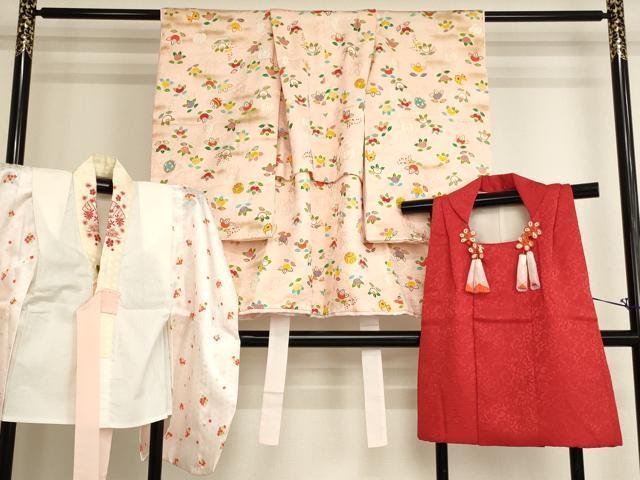 ■■■　サイズ　■■■ 【祝着】 身丈 75.5cm（肩から） 裄丈 37.5cm（肩上げ　4cm） 袖丈 58.5cm　縫込み 3.5cm 袖幅 27.5cm 前幅 18.5cm 後幅 22.5cm 着物縫いこみ 内揚げ 0cm （腰上げ　17cm） 裄 お袖側 約1cm　身頃側 約1cm 【被布】 身丈 56cm（肩から） 裄丈 14cm（肩上げ　4.5cm） 【肌襦袢】 身丈 50cm（肩から） 裄丈 35.5cm（肩上げ　7cm） 袖丈 59.5cm　縫込み 1.5cm 袖幅 28cm 前幅 21cm 後幅 22cm 着物縫いこみ 内揚げ 0cm （腰上げ　0cm） 裄 お袖側 約8cm　身頃側 約0cm ■■■　商品詳細　■■■ 着物【正絹・比翼仕立て】の状態は接写画像のように左袖前・衿に汚れがございますが その他特に目立ったシミ汚れなどもなく大変良い状態です。 被布【正絹】の状態は特に目立ったシミ汚れなどもなく大変良い状態です。 肌襦袢【交織】の状態は特に目立ったシミ汚れなどもなく大変良い状態です。 昭和33年(1958年)の皇太子明仁親王成婚に際し、 皇太子妃美智子の調度品をはじめ、各宮家の調度品を受注した 創業460年を迎えた「千總」の逸品です。 大変上質な逸品になります。 お安く出品致しますので、是非この機会にいかがでしょうか？ ■■■　注意事項　■■■ ■モニター発色の具合により色合いが異なる場合がございます。 ■寸法は多少の誤差が生じる場合がございますのでご了承ください。 ■縫込みの長さが左右非対称の場合は短い部分を記載しております。 左右非対称であってもご返品・お値引き等の保証は出来かねますので、ご了承の上ご購入をお願い致します。 ■シミ等のチェックには注意を払っておりますが、見落としがある場合もございますし、個人の見解も様々ですので神経質な方のご購入はお控えください。 ■箪笥に入っておりました着物や帯なので畳みシワや匂いがあるものもございます。 ■お休みは基本的に土日祝となりますが、その他臨時でお休みする場合がございますのでご了承ください。 ■商品の発送は平日のみの発送となります。 ■夜間と土曜、日曜日はお問い合わせの回答が遅れる場合がございます。 ■当店では、お直し、紋入れ、お手入れ等は承っておりません。 ■生地の状態（ヤケ、経年劣化等）によってはサイズ直しが出来ない場合がございます。 その点もどうかご了承のうえ、ご購入をお願いいたします。 ■弊社で取り扱う商品は一点ものにつき、時期や在庫状況に応じて金額が変更となる場合がございます。 ■検針は行っておりません。予めご了承いただきますようお願いいたします。 ■【洗える着物】と記載のある商品におきましては、商品お届け後に洗濯を行ってしまってからのご返品にはご対応しかねます。 念の為、専門店でのお手入れをお願いいたします。 ■写真に写っている物が全てになります。それ以外の付属品はございませんのでご了承ください。 ■状態に関する写真につきましては、掲載可能な写真枚数に限りがあるため、各箇所につき1枚参考画像を掲載しております。 ■着物のサイズ目安は下記を参考ください↓ ＜女性着物＞　お端折り次第で＋5cm　−1cmが着用可能サイズ 　例）身丈170cmの場合、身長160cm〜175cm ＜男性着物＞　身丈＋約25cm〜27cm程が適応身長 　例）身丈155cmの場合、身長180〜182cm