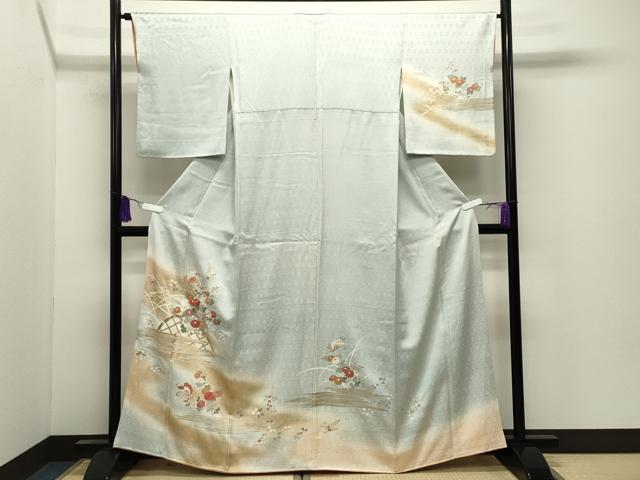 ■■■　サイズ　■■■ 身丈 163.5cm（肩から） 裄丈 65cm 袖丈 52.5cm　縫込み 5.5cm 袖幅 33.5cm 前幅 23.5cm 後幅 29cm 着物縫いこみ 内揚げ 1cm 裄 お袖側 約2.5cm　身頃側 約2cm ■■■　商品詳細　■■■ 【正絹】 状態は接写画像のように胴裏・八掛・両袖に薄い汚れがございますが その他特に目立ったシミ汚れなどもなく大変良い状態です。 大変上質な逸品になります。 お安く出品致しますので、是非この機会にいかがでしょうか？ ■■■　注意事項　■■■ ■モニター発色の具合により色合いが異なる場合がございます。 ■寸法は多少の誤差が生じる場合がございますのでご了承ください。 ■縫込みの長さが左右非対称の場合は短い部分を記載しております。 左右非対称であってもご返品・お値引き等の保証は出来かねますので、ご了承の上ご購入をお願い致します。 ■シミ等のチェックには注意を払っておりますが、見落としがある場合もございますし、個人の見解も様々ですので神経質な方のご購入はお控えください。 ■箪笥に入っておりました着物や帯なので畳みシワや匂いがあるものもございます。 ■お休みは基本的に土日祝となりますが、その他臨時でお休みする場合がございますのでご了承ください。 ■商品の発送は平日のみの発送となります。 ■夜間と土曜、日曜日はお問い合わせの回答が遅れる場合がございます。 ■当店では、お直し、紋入れ、お手入れ等は承っておりません。 ■生地の状態（ヤケ、経年劣化等）によってはサイズ直しが出来ない場合がございます。 その点もどうかご了承のうえ、ご購入をお願いいたします。 ■弊社で取り扱う商品は一点ものにつき、時期や在庫状況に応じて金額が変更となる場合がございます。 ■検針は行っておりません。予めご了承いただきますようお願いいたします。 ■【洗える着物】と記載のある商品におきましては、商品お届け後に洗濯を行ってしまってからのご返品にはご対応しかねます。 念の為、専門店でのお手入れをお願いいたします。 ■写真に写っている物が全てになります。それ以外の付属品はございませんのでご了承ください。 ■状態に関する写真につきましては、掲載可能な写真枚数に限りがあるため、各箇所につき1枚参考画像を掲載しております。 ■着物のサイズ目安は下記を参考ください↓ ＜女性着物＞　お端折り次第で＋5cm　−1cmが着用可能サイズ 　例）身丈170cmの場合、身長160cm〜175cm ＜男性着物＞　身丈＋約25cm〜27cm程が適応身長 　例）身丈155cmの場合、身長180〜182cm