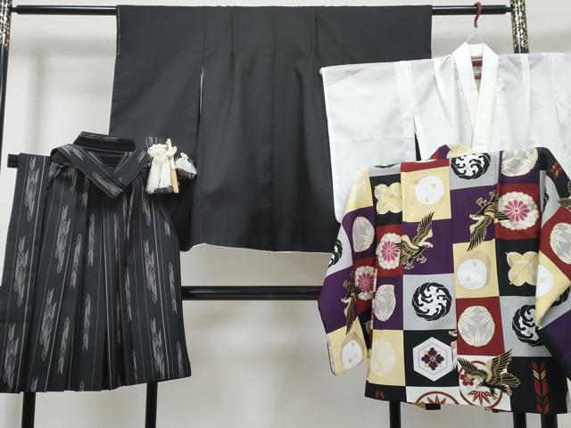 ■■■　サイズ　■■■ 【祝着】 身丈 69cm（肩から） 裄丈 44cm（肩上げ　1.5cm） 袖丈 45.5cm　縫込み 3cm 袖幅 24cm 前幅 17cm 後幅 22cm 着物縫いこみ 内揚げ 0cm （腰上げ　0cm） 裄 お袖側 約1.5cm　身頃側 約1.5cm 【羽織】 身丈 57cm（肩から） 裄丈 45cm（肩上げ　1.5cm） 袖丈 46.5cm　縫込み 3cm 袖幅 25cm 前幅 16cm 後幅 22.5cm （腰上げ　0cm） 裄 お袖側 約2cm　身頃側 約2cm 【長襦袢】 身丈 64.5cm（肩から） 裄丈 41cm（肩上げ　2cm） 袖丈 44cm　縫込み 1cm 袖幅 22.5cm 前幅 19.5cm 後幅 22.5cm 着物縫いこみ 内揚げ 0cm （腰上げ　0cm） 裄 お袖側 約3cm　身頃側 約1.5cm 【袴】 紐下　約　50.5cm 【帯】 長さ 212cm　幅 6.5cm程 ■■■　商品詳細　■■■ 着物・羽織・襦袢・袴・帯【化繊】のいずれも 状態は特に目立ったシミ汚れなどもなく大変良い状態です。 お安く出品致しますので、是非この機会にいかがでしょうか？ ※ご自身で洗濯された場合の保証はできかねます。専門店にご相談ください。 ■■■　注意事項　■■■ ■モニター発色の具合により色合いが異なる場合がございます。 ■寸法は多少の誤差が生じる場合がございますのでご了承ください。 ■縫込みの長さが左右非対称の場合は短い部分を記載しております。 左右非対称であってもご返品・お値引き等の保証は出来かねますので、ご了承の上ご購入をお願い致します。 ■シミ等のチェックには注意を払っておりますが、見落としがある場合もございますし、個人の見解も様々ですので神経質な方のご購入はお控えください。 ■箪笥に入っておりました着物や帯なので畳みシワや匂いがあるものもございます。 ■お休みは基本的に土日祝となりますが、その他臨時でお休みする場合がございますのでご了承ください。 ■商品の発送は平日のみの発送となります。 ■夜間と土曜、日曜日はお問い合わせの回答が遅れる場合がございます。 ■当店では、お直し、紋入れ、お手入れ等は承っておりません。 ■生地の状態（ヤケ、経年劣化等）によってはサイズ直しが出来ない場合がございます。 その点もどうかご了承のうえ、ご購入をお願いいたします。 ■弊社で取り扱う商品は一点ものにつき、時期や在庫状況に応じて金額が変更となる場合がございます。 ■検針は行っておりません。予めご了承いただきますようお願いいたします。 ■【洗える着物】と記載のある商品におきましては、商品お届け後に洗濯を行ってしまってからのご返品にはご対応しかねます。 念の為、専門店でのお手入れをお願いいたします。 ■写真に写っている物が全てになります。それ以外の付属品はございませんのでご了承ください。 ■状態に関する写真につきましては、掲載可能な写真枚数に限りがあるため、各箇所につき1枚参考画像を掲載しております。 ■着物のサイズ目安は下記を参考ください↓ ＜女性着物＞　お端折り次第で＋5cm　−1cmが着用可能サイズ 　例）身丈170cmの場合、身長160cm〜175cm ＜男性着物＞　身丈＋約25cm〜27cm程が適応身長 　例）身丈155cmの場合、身長180〜182cm
