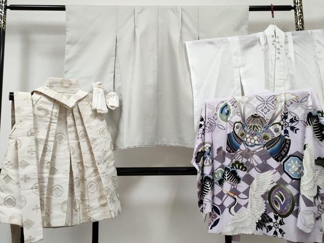 ■■■　サイズ　■■■ 【祝着】 身丈 70cm（肩から） 裄丈 44.5cm（肩上げ　1cm） 袖丈 45.5cm　縫込み 3cm 袖幅 24cm 前幅 17cm 後幅 22cm 着物縫いこみ 内揚げ 0cm （腰上げ　0cm） 裄 お袖側 約1.5cm　身頃側 約2cm 【羽織】 身丈 57.5cm（肩から） 裄丈 45cm（肩上げ　1cm） 袖丈 46cm　縫込み 4.5cm 袖幅 25cm 前幅 16.5cm 後幅 23.5cm （腰上げ　0cm） 裄 お袖側 約3cm　身頃側 約1.5cm 【長襦袢】 身丈 63.5cm（肩から） 裄丈 41.5cm（肩上げ　2cm） 袖丈 44cm　縫込み 1cm 袖幅 23cm 前幅 19.5cm 後幅 22cm 着物縫いこみ 内揚げ 0cm （腰上げ　0cm） 裄 お袖側 約3cm　身頃側 約1.5cm 【袴】 紐下　約　49cm 【帯】 長さ 240cm　幅 6cm程 ■■■　商品詳細　■■■ 着物・長襦袢・羽織・帯【化繊】のいずれも 状態は特に目立ったシミ汚れなどもなく大変良い状態です。 袴【化繊】の 状態は接写画像のように一から三の襞・後襞に薄い汚れがございますが その他特に目立ったシミ汚れなどもなく大変良い状態です。 お安く出品致しますので、是非この機会にいかがでしょうか？ ※素材の詳細は画像を御覧ください。 ※ご自身で洗濯された場合の保証はできかねます。専門店にご相談ください。 ■■■　注意事項　■■■ ■モニター発色の具合により色合いが異なる場合がございます。 ■寸法は多少の誤差が生じる場合がございますのでご了承ください。 ■縫込みの長さが左右非対称の場合は短い部分を記載しております。 左右非対称であってもご返品・お値引き等の保証は出来かねますので、ご了承の上ご購入をお願い致します。 ■シミ等のチェックには注意を払っておりますが、見落としがある場合もございますし、個人の見解も様々ですので神経質な方のご購入はお控えください。 ■箪笥に入っておりました着物や帯なので畳みシワや匂いがあるものもございます。 ■お休みは基本的に土日祝となりますが、その他臨時でお休みする場合がございますのでご了承ください。 ■商品の発送は平日のみの発送となります。 ■夜間と土曜、日曜日はお問い合わせの回答が遅れる場合がございます。 ■当店では、お直し、紋入れ、お手入れ等は承っておりません。 ■生地の状態（ヤケ、経年劣化等）によってはサイズ直しが出来ない場合がございます。 その点もどうかご了承のうえ、ご購入をお願いいたします。 ■弊社で取り扱う商品は一点ものにつき、時期や在庫状況に応じて金額が変更となる場合がございます。 ■検針は行っておりません。予めご了承いただきますようお願いいたします。 ■【洗える着物】と記載のある商品におきましては、商品お届け後に洗濯を行ってしまってからのご返品にはご対応しかねます。 念の為、専門店でのお手入れをお願いいたします。 ■写真に写っている物が全てになります。それ以外の付属品はございませんのでご了承ください。 ■状態に関する写真につきましては、掲載可能な写真枚数に限りがあるため、各箇所につき1枚参考画像を掲載しております。 ■着物のサイズ目安は下記を参考ください↓ ＜女性着物＞　お端折り次第で＋5cm　−1cmが着用可能サイズ 　例）身丈170cmの場合、身長160cm〜175cm ＜男性着物＞　身丈＋約25cm〜27cm程が適応身長 　例）身丈155cmの場合、身長180〜182cm