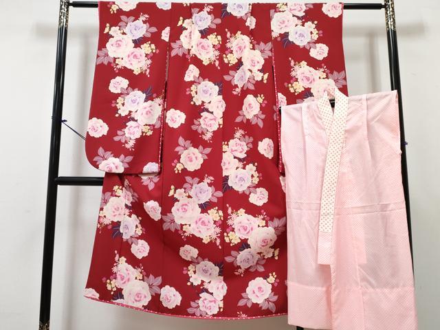 ■■■　サイズ　■■■ 【祝着】 身丈 132.5cm（肩から） 裄丈 53cm（肩上げ　1.5cm） 袖丈 74.5cm　縫込み 3cm 袖幅 31cm 前幅 19cm 後幅 25cm 着物縫いこみ 内揚げ 0cm （腰上げ　0cm） 裄 お袖側 約3.5cm　身頃側 約1cm 【長襦袢】 身丈 82.5cm（肩から） 裄丈 20cm（肩上げ　1cm） ※裾回り約14cm上がっております。 ■■■　商品詳細　■■■ 着物(重ね衿：取り外し可能)・長襦袢【化繊】のいずれも 状態は特に目立ったシミ汚れなどもなく大変良い状態です。 お安く出品致しますので、是非この機会にいかがでしょうか？ ※着物胴裏にペン書きがございます。 ※ご自身で洗濯された場合の保証はできかねます。専門店にご相談ください。 ■■■　注意事項　■■■ ■モニター発色の具合により色合いが異なる場合がございます。 ■寸法は多少の誤差が生じる場合がございますのでご了承ください。 ■縫込みの長さが左右非対称の場合は短い部分を記載しております。 左右非対称であってもご返品・お値引き等の保証は出来かねますので、ご了承の上ご購入をお願い致します。 ■シミ等のチェックには注意を払っておりますが、見落としがある場合もございますし、個人の見解も様々ですので神経質な方のご購入はお控えください。 ■箪笥に入っておりました着物や帯なので畳みシワや匂いがあるものもございます。 ■お休みは基本的に土日祝となりますが、その他臨時でお休みする場合がございますのでご了承ください。 ■商品の発送は平日のみの発送となります。 ■夜間と土曜、日曜日はお問い合わせの回答が遅れる場合がございます。 ■当店では、お直し、紋入れ、お手入れ等は承っておりません。 ■生地の状態（ヤケ、経年劣化等）によってはサイズ直しが出来ない場合がございます。 その点もどうかご了承のうえ、ご購入をお願いいたします。 ■弊社で取り扱う商品は一点ものにつき、時期や在庫状況に応じて金額が変更となる場合がございます。 ■検針は行っておりません。予めご了承いただきますようお願いいたします。 ■【洗える着物】と記載のある商品におきましては、商品お届け後に洗濯を行ってしまってからのご返品にはご対応しかねます。 念の為、専門店でのお手入れをお願いいたします。 ■写真に写っている物が全てになります。それ以外の付属品はございませんのでご了承ください。 ■状態に関する写真につきましては、掲載可能な写真枚数に限りがあるため、各箇所につき1枚参考画像を掲載しております。 ■着物のサイズ目安は下記を参考ください↓ ＜女性着物＞　お端折り次第で＋5cm　−1cmが着用可能サイズ 　例）身丈170cmの場合、身長160cm〜175cm ＜男性着物＞　身丈＋約25cm〜27cm程が適応身長 　例）身丈155cmの場合、身長180〜182cm