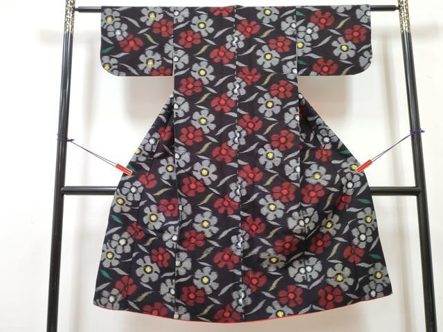 ■■■　サイズ　■■■ 身丈 127cm（肩から） 裄丈 56cm（肩上げ　0cm） 袖丈 30.5cm　縫込み 1.5cm 袖幅 30.5cm 前幅 18.5cm 後幅 26cm 着物縫いこみ 内揚げ 0cm （腰上げ　0cm） 裄 お袖側 約1cm　身頃側 約0cm ■■■　商品詳細　■■■ 【綿】 状態は接写画像のように上前に薄い汚れがございますが その他特に目立ったシミ汚れなどもなく大変良い状態です。 久留米絣(くるめかすり)は、日本三大絣の一つで 昭和51年には経済産業大臣指定伝統工芸品に指定された木綿を代表する織物です。 一口に絣と言っても製品になるまでの工程はくくり、染め、織りなど全30工程にも及びます。 また、「かすり」の語源は生地が織られる際に、 柄がかすれて見えることからその名が付いたと言われています。 久留米絣、最大の特徴はなんといっても経糸と緯糸を合わせて 複雑な柄を表現させる技術です。 かすりが持つ美しさや独特の風合いは熟練の職人の手によって生み出されます。 使用するほどに味が出て心地よくなる素材です。 大変上質な逸品になります。 お安く出品致しますので、是非この機会にいかがでしょうか？ ※肩上げと腰上げがされておりません。 ■■■　注意事項　■■■ ■モニター発色の具合により色合いが異なる場合がございます。 ■寸法は多少の誤差が生じる場合がございますのでご了承ください。 ■縫込みの長さが左右非対称の場合は短い部分を記載しております。 左右非対称であってもご返品・お値引き等の保証は出来かねますので、ご了承の上ご購入をお願い致します。 ■シミ等のチェックには注意を払っておりますが、見落としがある場合もございますし、個人の見解も様々ですので神経質な方のご購入はお控えください。 ■箪笥に入っておりました着物や帯なので畳みシワや匂いがあるものもございます。 ■お休みは基本的に土日祝となりますが、その他臨時でお休みする場合がございますのでご了承ください。 ■商品の発送は平日のみの発送となります。 ■夜間と土曜、日曜日はお問い合わせの回答が遅れる場合がございます。 ■当店では、お直し、紋入れ、お手入れ等は承っておりません。 ■生地の状態（ヤケ、経年劣化等）によってはサイズ直しが出来ない場合がございます。 その点もどうかご了承のうえ、ご購入をお願いいたします。 ■弊社で取り扱う商品は一点ものにつき、時期や在庫状況に応じて金額が変更となる場合がございます。 ■検針は行っておりません。予めご了承いただきますようお願いいたします。 ■【洗える着物】と記載のある商品におきましては、商品お届け後に洗濯を行ってしまってからのご返品にはご対応しかねます。 念の為、専門店でのお手入れをお願いいたします。 ■写真に写っている物が全てになります。それ以外の付属品はございませんのでご了承ください。 ■状態に関する写真につきましては、掲載可能な写真枚数に限りがあるため、各箇所につき1枚参考画像を掲載しております。 ■着物のサイズ目安は下記を参考ください↓ ＜女性着物＞　お端折り次第で＋5cm　−1cmが着用可能サイズ 　例）身丈170cmの場合、身長160cm〜175cm ＜男性着物＞　身丈＋約25cm〜27cm程が適応身長 　例）身丈155cmの場合、身長180〜182cm