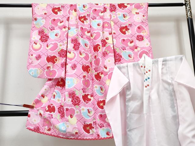 ■■■　サイズ　■■■ 【祝着】 身丈 95.5cm（肩から） 裄丈 41cm（肩上げ　2.5cm） 袖丈 55.5cm　縫込み 2.5cm 袖幅 26.5cm 前幅 16cm 後幅 19.5cm 着物縫いこみ 内揚げ 0cm （腰上げ　0cm） 裄 お袖側 約4cm　身頃側 約2cm 【長襦袢】 身丈 70cm（肩から） 裄丈 40.5cm（肩上げ　2.5cm） 袖丈 56cm　縫込み 1cm 袖幅 25.5cm 前幅 18cm 後幅 20cm 着物縫いこみ 内揚げ 0cm （腰上げ　0cm） 裄 お袖側 約3cm　身頃側 約1cm ※裾回りが約12cm上がっております。 ■■■　商品詳細　■■■ 着物(重ね衿：取り外し可能)・長襦袢(半衿刺繍)【化繊】のいずれも 状態は特に目立ったシミ汚れなどもなく大変良い状態です。 お安く出品致しますので、是非この機会にいかがでしょうか？ ※着物胴裏・襦袢裏地にペン書きがございます。 ※ご自身で洗濯された場合の保証はできかねます。専門店にご相談ください。 ■■■　注意事項　■■■ ■モニター発色の具合により色合いが異なる場合がございます。 ■寸法は多少の誤差が生じる場合がございますのでご了承ください。 ■縫込みの長さが左右非対称の場合は短い部分を記載しております。 左右非対称であってもご返品・お値引き等の保証は出来かねますので、ご了承の上ご購入をお願い致します。 ■シミ等のチェックには注意を払っておりますが、見落としがある場合もございますし、個人の見解も様々ですので神経質な方のご購入はお控えください。 ■箪笥に入っておりました着物や帯なので畳みシワや匂いがあるものもございます。 ■お休みは基本的に土日祝となりますが、その他臨時でお休みする場合がございますのでご了承ください。 ■商品の発送は平日のみの発送となります。 ■夜間と土曜、日曜日はお問い合わせの回答が遅れる場合がございます。 ■当店では、お直し、紋入れ、お手入れ等は承っておりません。 ■生地の状態（ヤケ、経年劣化等）によってはサイズ直しが出来ない場合がございます。 その点もどうかご了承のうえ、ご購入をお願いいたします。 ■弊社で取り扱う商品は一点ものにつき、時期や在庫状況に応じて金額が変更となる場合がございます。 ■検針は行っておりません。予めご了承いただきますようお願いいたします。 ■【洗える着物】と記載のある商品におきましては、商品お届け後に洗濯を行ってしまってからのご返品にはご対応しかねます。 念の為、専門店でのお手入れをお願いいたします。 ■写真に写っている物が全てになります。それ以外の付属品はございませんのでご了承ください。 ■状態に関する写真につきましては、掲載可能な写真枚数に限りがあるため、各箇所につき1枚参考画像を掲載しております。 ■着物のサイズ目安は下記を参考ください↓ ＜女性着物＞　お端折り次第で＋5cm　−1cmが着用可能サイズ 　例）身丈170cmの場合、身長160cm〜175cm ＜男性着物＞　身丈＋約25cm〜27cm程が適応身長 　例）身丈155cmの場合、身長180〜182cm