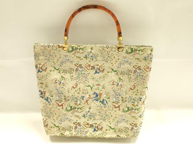■■■　サイズ　■■■ 【バッグ】 横　　　31.5cm 縦　　　26cm　取っ手込み　36.5cm 奥行き　7.5cm ■■■　商品詳細　■■■ 状態は参考画像のように金属部分の変色、擦れがございます。 その他特に目立ったシミ汚れなどもなく大変良い状態です。 大変上質な逸品になります。 お安く出品致しますので、是非この機会にいかがでしょうか？ ■■■　注意事項　■■■ ■モニター発色の具合により色合いが異なる場合がございます。 ■寸法は多少の誤差が生じる場合がございますのでご了承ください。 ■縫込みの長さが左右非対称の場合は短い部分を記載しております。 左右非対称であってもご返品・お値引き等の保証は出来かねますので、ご了承の上ご購入をお願い致します。 ■シミ等のチェックには注意を払っておりますが、見落としがある場合もございますし、個人の見解も様々ですので神経質な方のご購入はお控えください。 ■箪笥に入っておりました着物や帯なので畳みシワや匂いがあるものもございます。 ■お休みは基本的に土日祝となりますが、その他臨時でお休みする場合がございますのでご了承ください。 ■商品の発送は平日のみの発送となります。 ■夜間と土曜、日曜日はお問い合わせの回答が遅れる場合がございます。 ■当店では、お直し、紋入れ、お手入れ等は承っておりません。 ■生地の状態（ヤケ、経年劣化等）によってはサイズ直しが出来ない場合がございます。 その点もどうかご了承のうえ、ご購入をお願いいたします。 ■弊社で取り扱う商品は一点ものにつき、時期や在庫状況に応じて金額が変更となる場合がございます。 ■検針は行っておりません。予めご了承いただきますようお願いいたします。 ■【洗える着物】と記載のある商品におきましては、商品お届け後に洗濯を行ってしまってからのご返品にはご対応しかねます。 念の為、専門店でのお手入れをお願いいたします。 ■写真に写っている物が全てになります。それ以外の付属品はございませんのでご了承ください。 ■状態に関する写真につきましては、掲載可能な写真枚数に限りがあるため、各箇所につき1枚参考画像を掲載しております。 ■着物のサイズ目安は下記を参考ください↓ ＜女性着物＞　お端折り次第で＋5cm　−1cmが着用可能サイズ 　例）身丈170cmの場合、身長160cm〜175cm ＜男性着物＞　身丈＋約25cm〜27cm程が適応身長 　例）身丈155cmの場合、身長180〜182cm