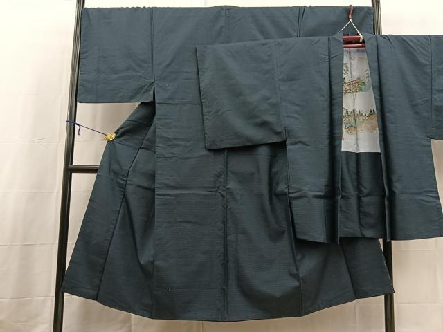■■■　サイズ　■■■ 【着物】 身丈 142cm（肩から） 裄丈 69.5cm 袖丈 49cm　縫込み 3cm 袖幅 35.5cm 前幅 26cm 後幅 32cm 着物縫いこみ 内揚げ 0cm 裄 お袖側 約2cm　身頃側 約2cm 【羽織】 身丈 91cm（肩から） 裄丈 70cm 袖丈 50cm　縫込み 4cm 袖幅 36cm 前幅 20.5cm 後幅 32cm 裄 お袖側 約2cm　身頃側 約2cm ■■■　商品詳細　■■■ 【正絹】 着物の状態は接写画像のようにおくみ・上前に薄い汚れがございますが その他特に目立ったシミ汚れなどもなく大変良い状態です。 羽織の状態は接写画像のように上前・衿付近・両袖・羽裏に薄い汚れがございますが その他特に目立ったシミ汚れなどもなく大変良い状態です。 大変上質な逸品になります。 お安く出品致しますので、是非この機会にいかがでしょうか？ ※若干保管臭がございます。 ■■■　注意事項　■■■ ■モニター発色の具合により色合いが異なる場合がございます。 ■寸法は多少の誤差が生じる場合がございますのでご了承ください。 ■縫込みの長さが左右非対称の場合は短い部分を記載しております。 左右非対称であってもご返品・お値引き等の保証は出来かねますので、ご了承の上ご購入をお願い致します。 ■シミ等のチェックには注意を払っておりますが、見落としがある場合もございますし、個人の見解も様々ですので神経質な方のご購入はお控えください。 ■箪笥に入っておりました着物や帯なので畳みシワや匂いがあるものもございます。 ■お休みは基本的に土日祝となりますが、その他臨時でお休みする場合がございますのでご了承ください。 ■商品の発送は平日のみの発送となります。 ■夜間と土曜、日曜日はお問い合わせの回答が遅れる場合がございます。 ■当店では、お直し、紋入れ、お手入れ等は承っておりません。 ■生地の状態（ヤケ、経年劣化等）によってはサイズ直しが出来ない場合がございます。 その点もどうかご了承のうえ、ご購入をお願いいたします。 ■弊社で取り扱う商品は一点ものにつき、時期や在庫状況に応じて金額が変更となる場合がございます。 ■検針は行っておりません。予めご了承いただきますようお願いいたします。 ■【洗える着物】と記載のある商品におきましては、商品お届け後に洗濯を行ってしまってからのご返品にはご対応しかねます。 念の為、専門店でのお手入れをお願いいたします。 ■写真に写っている物が全てになります。それ以外の付属品はございませんのでご了承ください。 ■状態に関する写真につきましては、掲載可能な写真枚数に限りがあるため、各箇所につき1枚参考画像を掲載しております。 ■着物のサイズ目安は下記を参考ください↓ ＜女性着物＞　お端折り次第で＋5cm　−1cmが着用可能サイズ 　例）身丈170cmの場合、身長160cm〜175cm ＜男性着物＞　身丈＋約25cm〜27cm程が適応身長 　例）身丈155cmの場合、身長180〜182cm