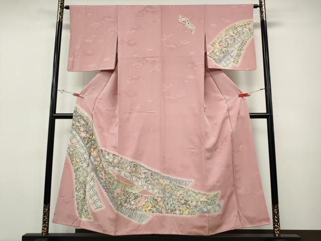 ■■■　サイズ　■■■ 身丈 152cm（肩から） 裄丈 63cm 袖丈 49cm　縫込み 4cm 袖幅 33cm 前幅 23cm 後幅 28.5cm 着物縫いこみ 内揚げ 3.5cm 裄 お袖側 約3cm　身頃側 約4cm ■■■　商品詳細　■■■ 【正絹】 状態は接写画像のように上前・後身頃・衿山・両袖・袖口・胴裏に薄い汚れがございますが その他特に目立ったシミ汚れなどもなく大変良い状態です。 大変上質な逸品になります。 お安く出品致しますので、是非この機会にいかがでしょうか？ ■■■　注意事項　■■■ ■モニター発色の具合により色合いが異なる場合がございます。 ■寸法は多少の誤差が生じる場合がございますのでご了承ください。 ■縫込みの長さが左右非対称の場合は短い部分を記載しております。 左右非対称であってもご返品・お値引き等の保証は出来かねますので、ご了承の上ご購入をお願い致します。 ■シミ等のチェックには注意を払っておりますが、見落としがある場合もございますし、個人の見解も様々ですので神経質な方のご購入はお控えください。 ■箪笥に入っておりました着物や帯なので畳みシワや匂いがあるものもございます。 ■お休みは基本的に土日祝となりますが、その他臨時でお休みする場合がございますのでご了承ください。 ■商品の発送は平日のみの発送となります。 ■夜間と土曜、日曜日はお問い合わせの回答が遅れる場合がございます。 ■当店では、お直し、紋入れ、お手入れ等は承っておりません。 ■生地の状態（ヤケ、経年劣化等）によってはサイズ直しが出来ない場合がございます。 その点もどうかご了承のうえ、ご購入をお願いいたします。 ■弊社で取り扱う商品は一点ものにつき、時期や在庫状況に応じて金額が変更となる場合がございます。 ■検針は行っておりません。予めご了承いただきますようお願いいたします。 ■【洗える着物】と記載のある商品におきましては、商品お届け後に洗濯を行ってしまってからのご返品にはご対応しかねます。 念の為、専門店でのお手入れをお願いいたします。 ■写真に写っている物が全てになります。それ以外の付属品はございませんのでご了承ください。 ■状態に関する写真につきましては、掲載可能な写真枚数に限りがあるため、各箇所につき1枚参考画像を掲載しております。 ■着物のサイズ目安は下記を参考ください↓ ＜女性着物＞　お端折り次第で＋5cm　−1cmが着用可能サイズ 　例）身丈170cmの場合、身長160cm〜175cm ＜男性着物＞　身丈＋約25cm〜27cm程が適応身長 　例）身丈155cmの場合、身長180〜182cm