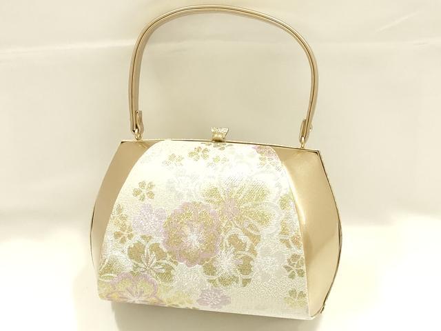 ■■■　サイズ　■■■ 【バッグ】 横　　　21cm 縦　　　13.5cm　取っ手込み　25cm 奥行き　10.5cm ■■■　商品詳細　■■■ 状態は参考画像のように持ち手部分に傷がございます。 その他特に目立ったシミ汚れなどもなく大変良い状態です。 大変上質な逸品になります。 お安く出品致しますので、是非この機会にいかがでしょうか？ ■■■　注意事項　■■■ ■モニター発色の具合により色合いが異なる場合がございます。 ■寸法は多少の誤差が生じる場合がございますのでご了承ください。 ■縫込みの長さが左右非対称の場合は短い部分を記載しております。 左右非対称であってもご返品・お値引き等の保証は出来かねますので、ご了承の上ご購入をお願い致します。 ■シミ等のチェックには注意を払っておりますが、見落としがある場合もございますし、個人の見解も様々ですので神経質な方のご購入はお控えください。 ■箪笥に入っておりました着物や帯なので畳みシワや匂いがあるものもございます。 ■お休みは基本的に土日祝となりますが、その他臨時でお休みする場合がございますのでご了承ください。 ■商品の発送は平日のみの発送となります。 ■夜間と土曜、日曜日はお問い合わせの回答が遅れる場合がございます。 ■当店では、お直し、紋入れ、お手入れ等は承っておりません。 ■生地の状態（ヤケ、経年劣化等）によってはサイズ直しが出来ない場合がございます。 その点もどうかご了承のうえ、ご購入をお願いいたします。 ■弊社で取り扱う商品は一点ものにつき、時期や在庫状況に応じて金額が変更となる場合がございます。 ■検針は行っておりません。予めご了承いただきますようお願いいたします。 ■【洗える着物】と記載のある商品におきましては、商品お届け後に洗濯を行ってしまってからのご返品にはご対応しかねます。 念の為、専門店でのお手入れをお願いいたします。 ■写真に写っている物が全てになります。それ以外の付属品はございませんのでご了承ください。 ■状態に関する写真につきましては、掲載可能な写真枚数に限りがあるため、各箇所につき1枚参考画像を掲載しております。 ■着物のサイズ目安は下記を参考ください↓ ＜女性着物＞　お端折り次第で＋5cm　−1cmが着用可能サイズ 　例）身丈170cmの場合、身長160cm〜175cm ＜男性着物＞　身丈＋約25cm〜27cm程が適応身長 　例）身丈155cmの場合、身長180〜182cm