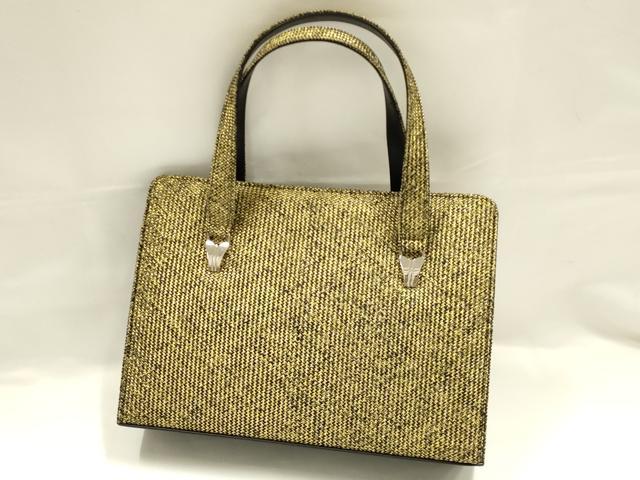■■■　サイズ　■■■ 【バッグ】 横　　　30.5cm 縦　　　22cm　取っ手込み　36cm 奥行き　9cm ■■■　商品詳細　■■■ 状態は参考画像のように薄い汚れがございます。 大変上質な逸品になります。 お安く出品致しますので、是非この機会にいかがでしょうか？ ■■■　注意事項　■■■ ■モニター発色の具合により色合いが異なる場合がございます。 ■寸法は多少の誤差が生じる場合がございますのでご了承ください。 ■縫込みの長さが左右非対称の場合は短い部分を記載しております。 左右非対称であってもご返品・お値引き等の保証は出来かねますので、ご了承の上ご購入をお願い致します。 ■シミ等のチェックには注意を払っておりますが、見落としがある場合もございますし、個人の見解も様々ですので神経質な方のご購入はお控えください。 ■箪笥に入っておりました着物や帯なので畳みシワや匂いがあるものもございます。 ■お休みは基本的に土日祝となりますが、その他臨時でお休みする場合がございますのでご了承ください。 ■商品の発送は平日のみの発送となります。 ■夜間と土曜、日曜日はお問い合わせの回答が遅れる場合がございます。 ■当店では、お直し、紋入れ、お手入れ等は承っておりません。 ■生地の状態（ヤケ、経年劣化等）によってはサイズ直しが出来ない場合がございます。 その点もどうかご了承のうえ、ご購入をお願いいたします。 ■弊社で取り扱う商品は一点ものにつき、時期や在庫状況に応じて金額が変更となる場合がございます。 ■検針は行っておりません。予めご了承いただきますようお願いいたします。 ■【洗える着物】と記載のある商品におきましては、商品お届け後に洗濯を行ってしまってからのご返品にはご対応しかねます。 念の為、専門店でのお手入れをお願いいたします。 ■写真に写っている物が全てになります。それ以外の付属品はございませんのでご了承ください。 ■状態に関する写真につきましては、掲載可能な写真枚数に限りがあるため、各箇所につき1枚参考画像を掲載しております。 ■着物のサイズ目安は下記を参考ください↓ ＜女性着物＞　お端折り次第で＋5cm　−1cmが着用可能サイズ 　例）身丈170cmの場合、身長160cm〜175cm ＜男性着物＞　身丈＋約25cm〜27cm程が適応身長 　例）身丈155cmの場合、身長180〜182cm